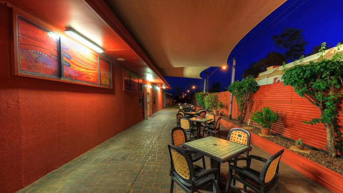 Restaurant/places to eat in Halls Creek Motel