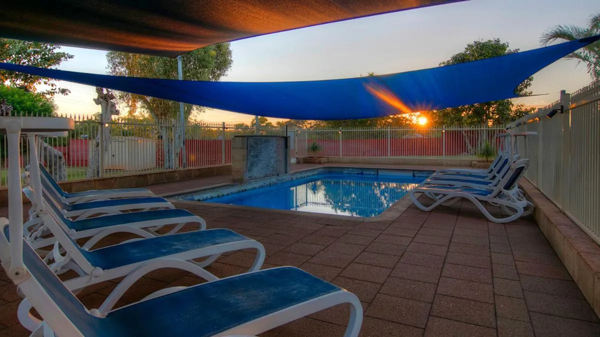 Swimming pool in Halls Creek Motel