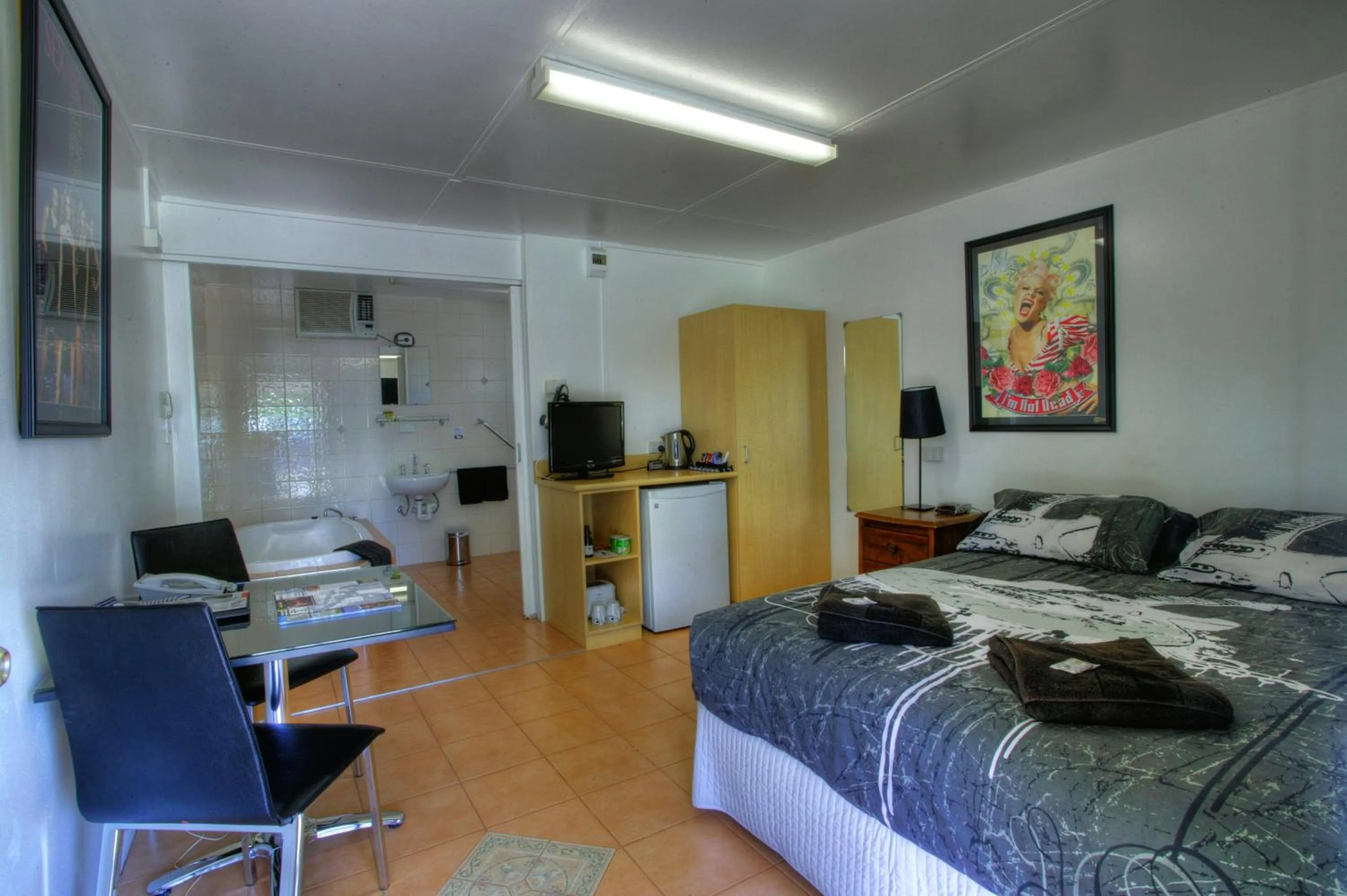 Bedroom, Bed in Halls Creek Motel