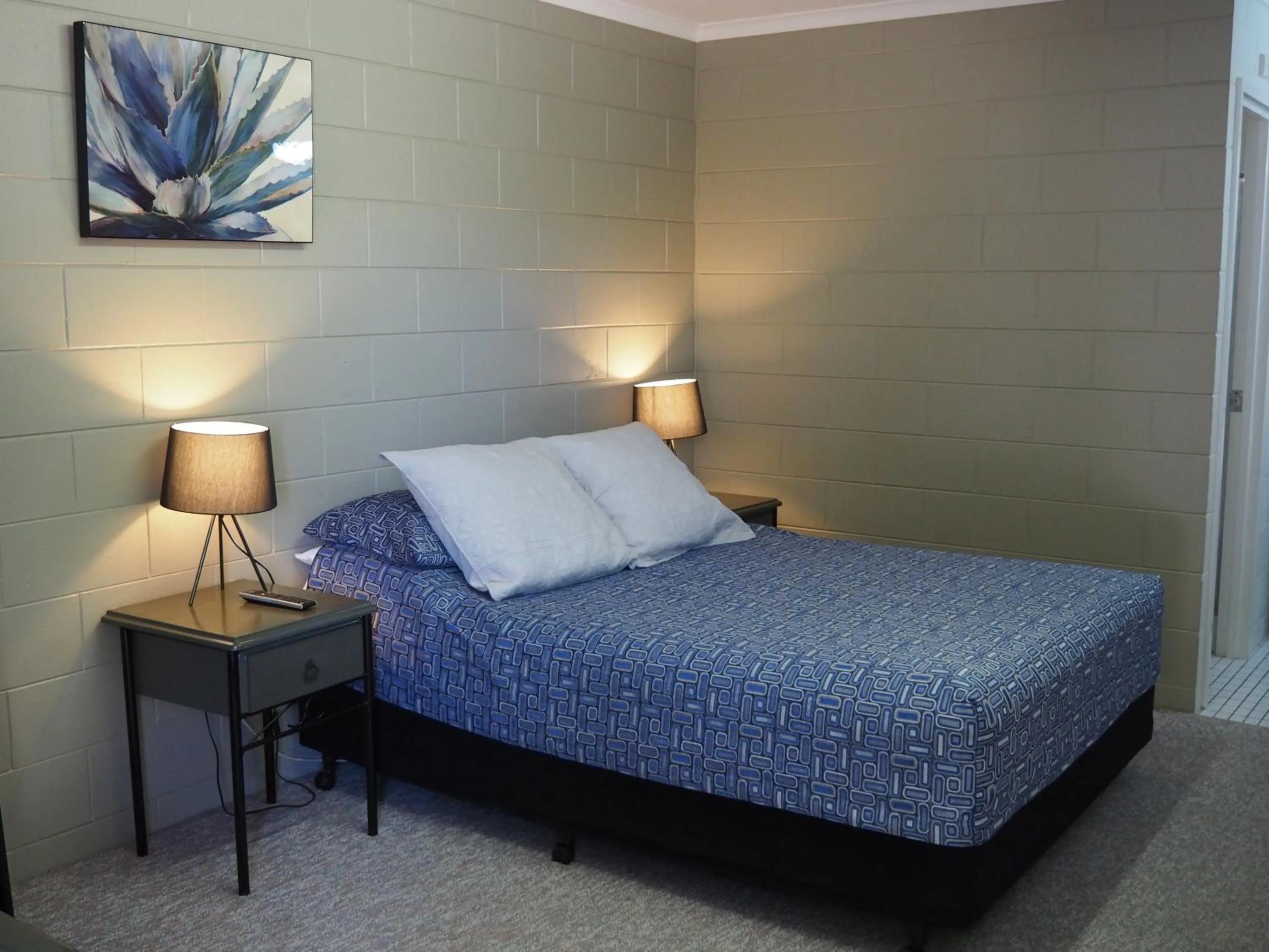 Bed in Sunbird Motel