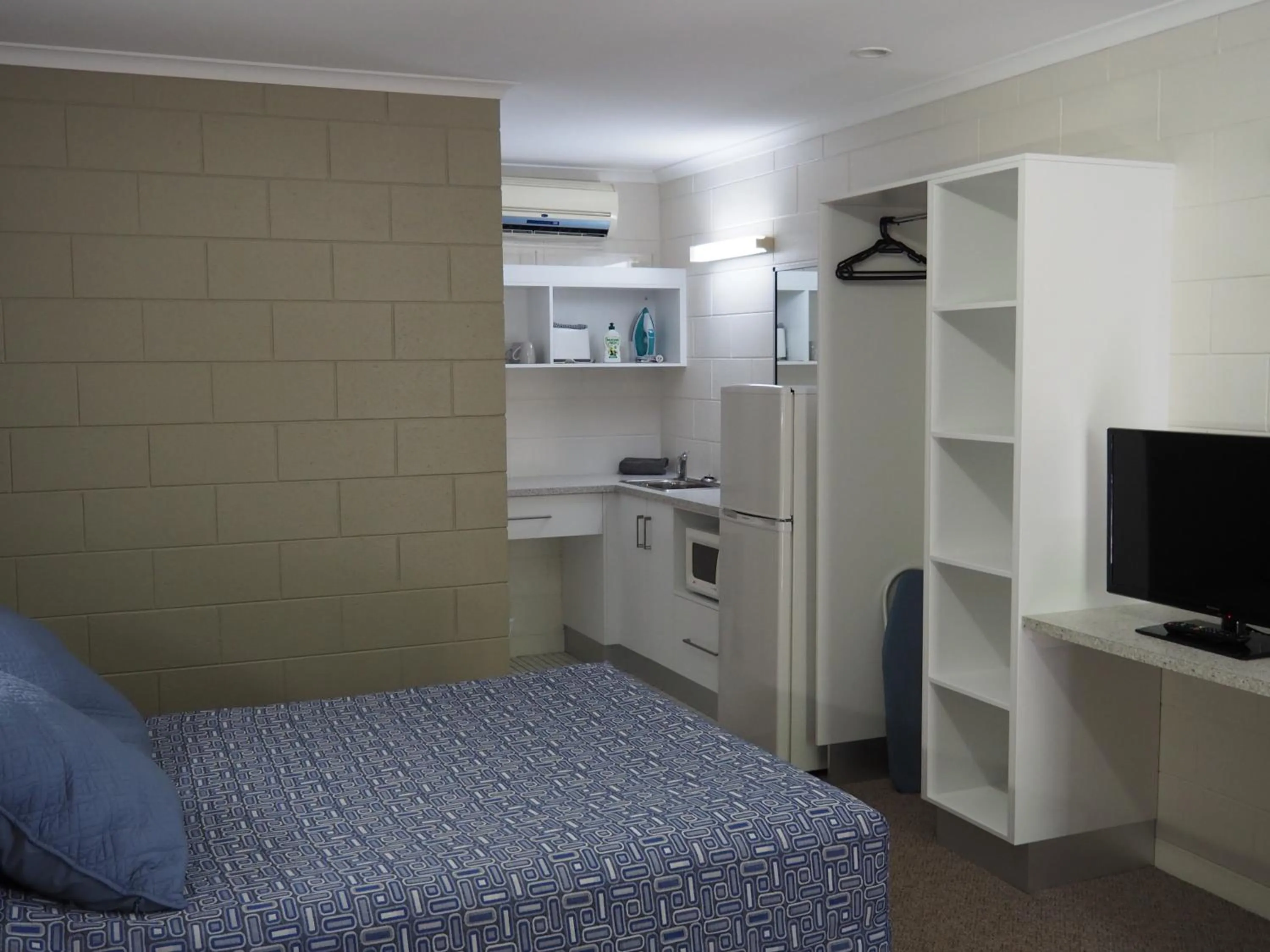 Bed in Sunbird Motel