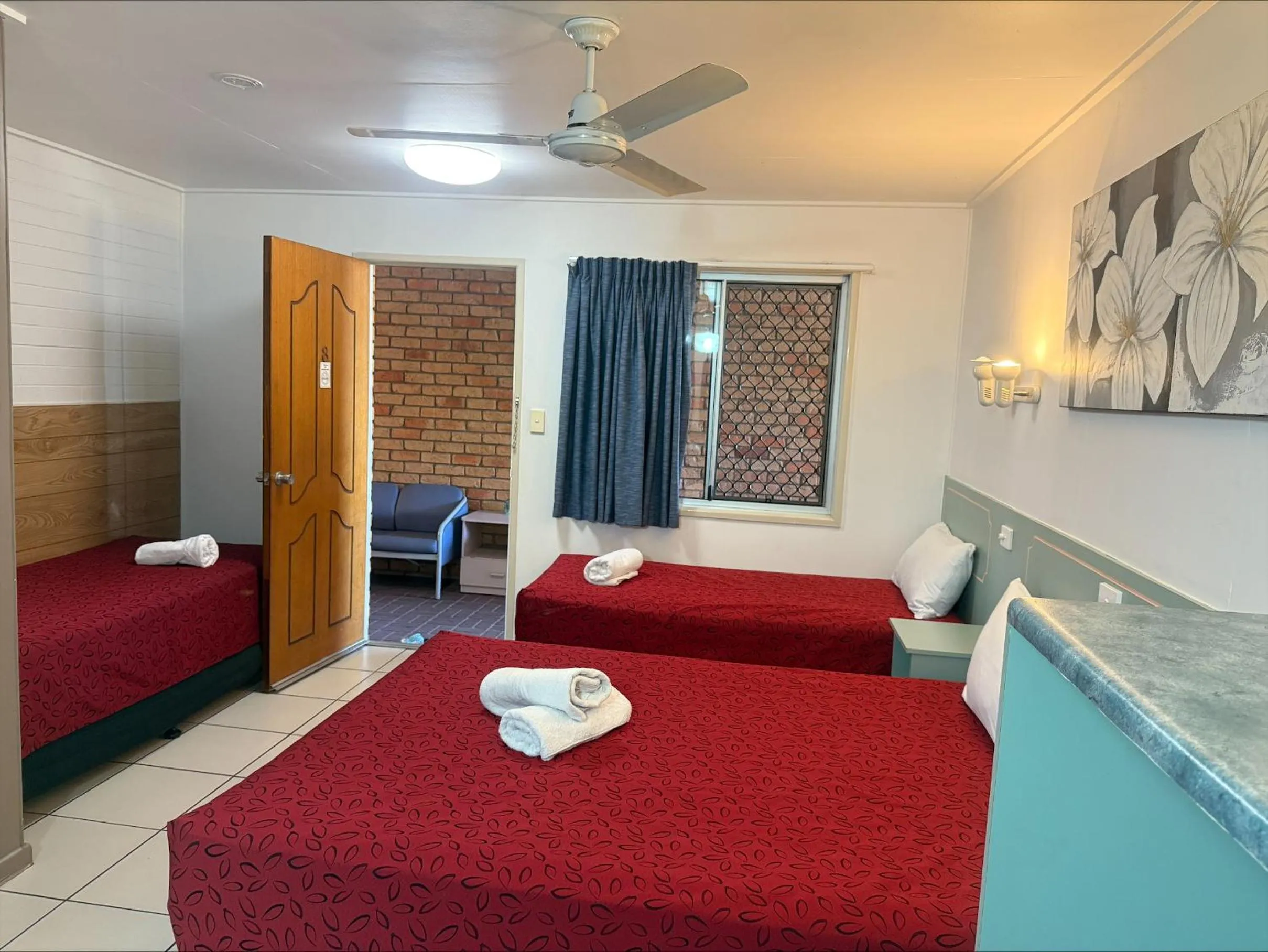 Bed in Emerald Highlands Motel