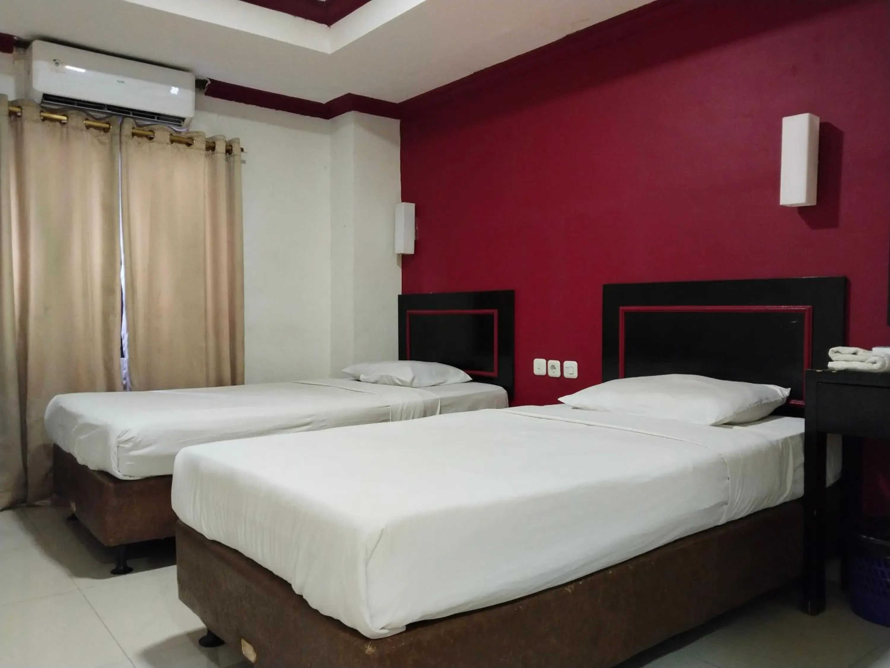Deluxe Twin Room in Metro Hotel Bekasi powered by Cocotel Deluxe Twin Room in Metro Hotel Bekasi powered by Cocotel