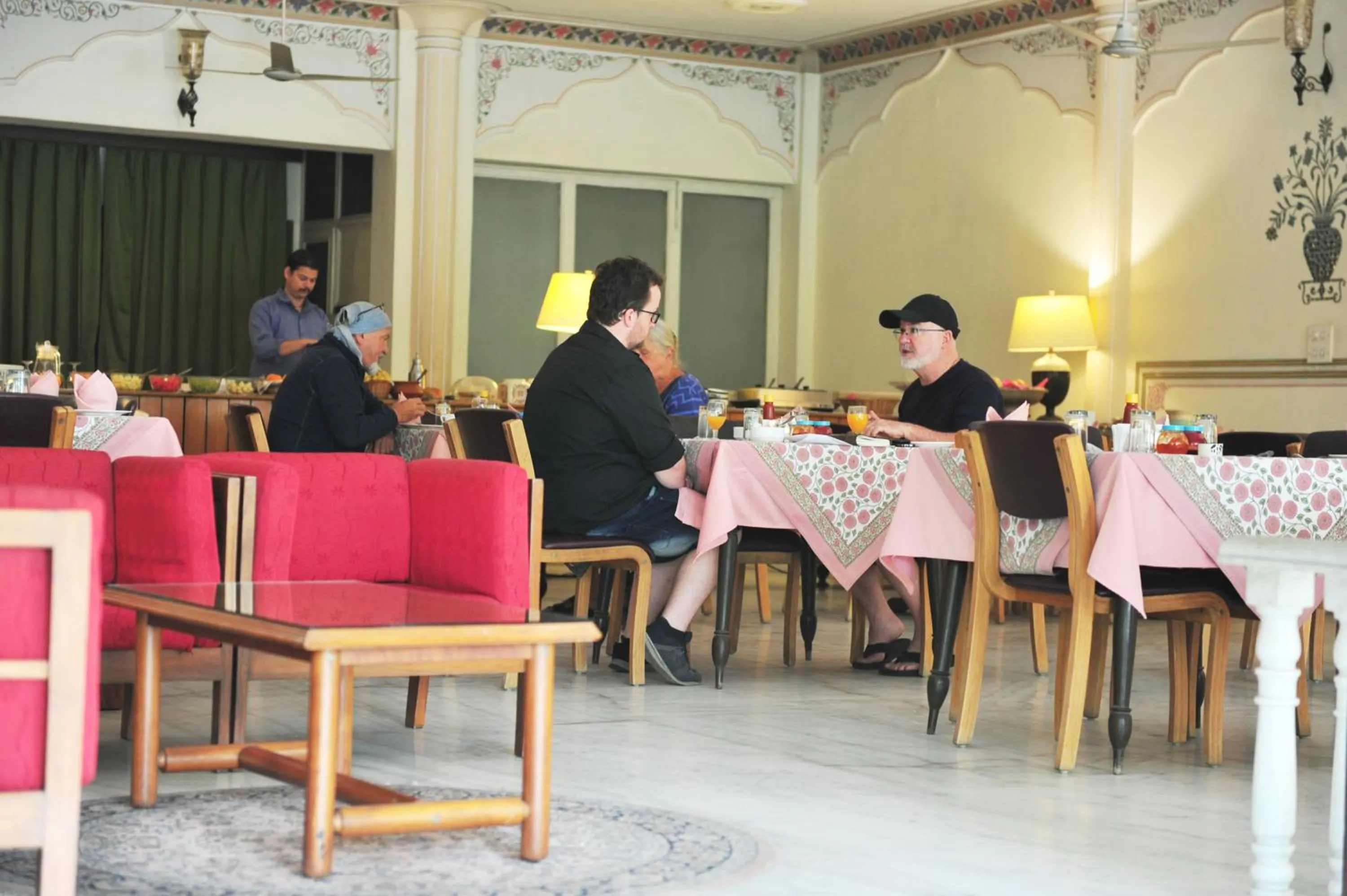 Restaurant/places to eat in Hotel Meghniwas