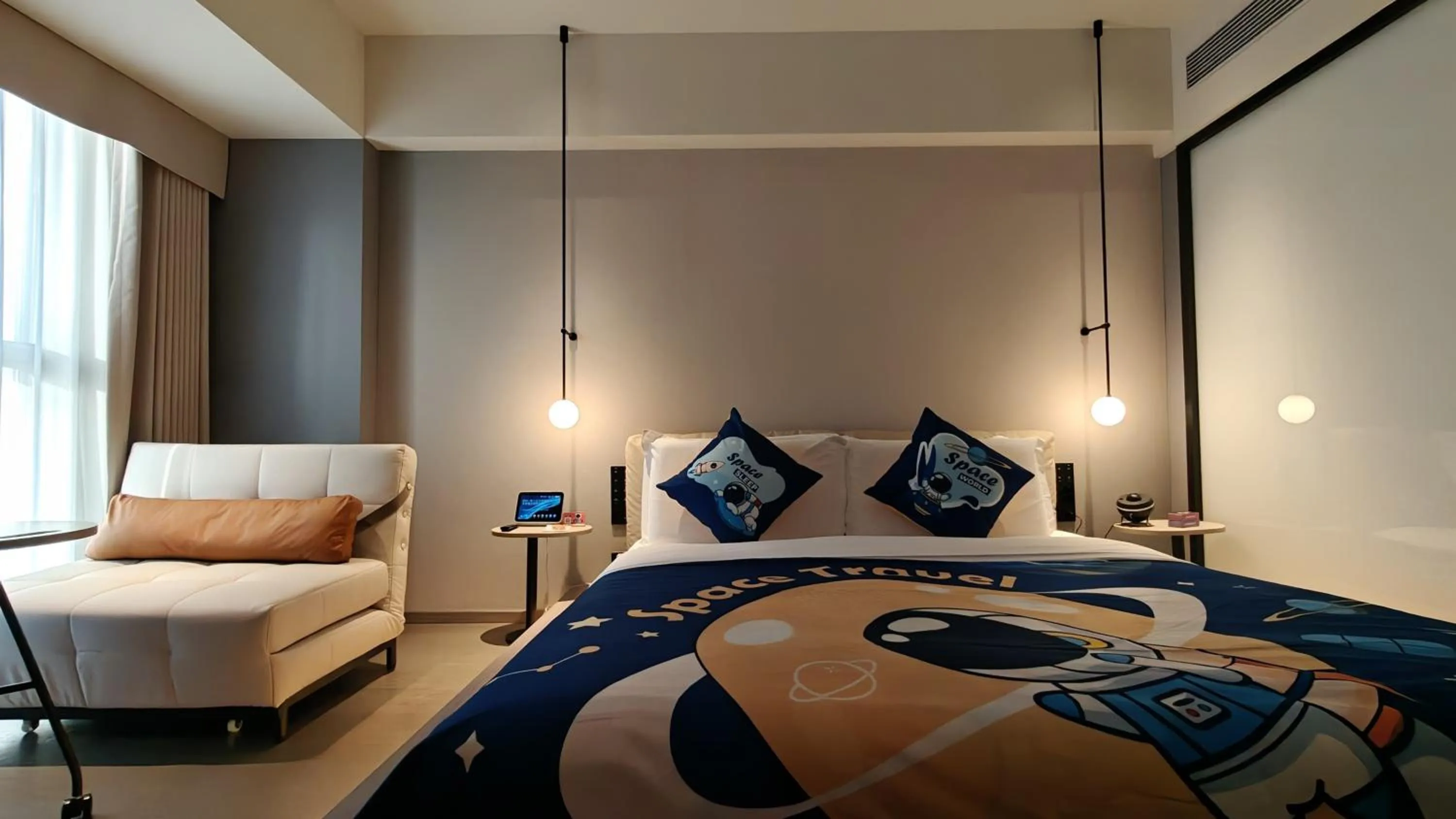 Bed in CYBO Station SSAW Shangpin Hotel Luohu Shenzhen