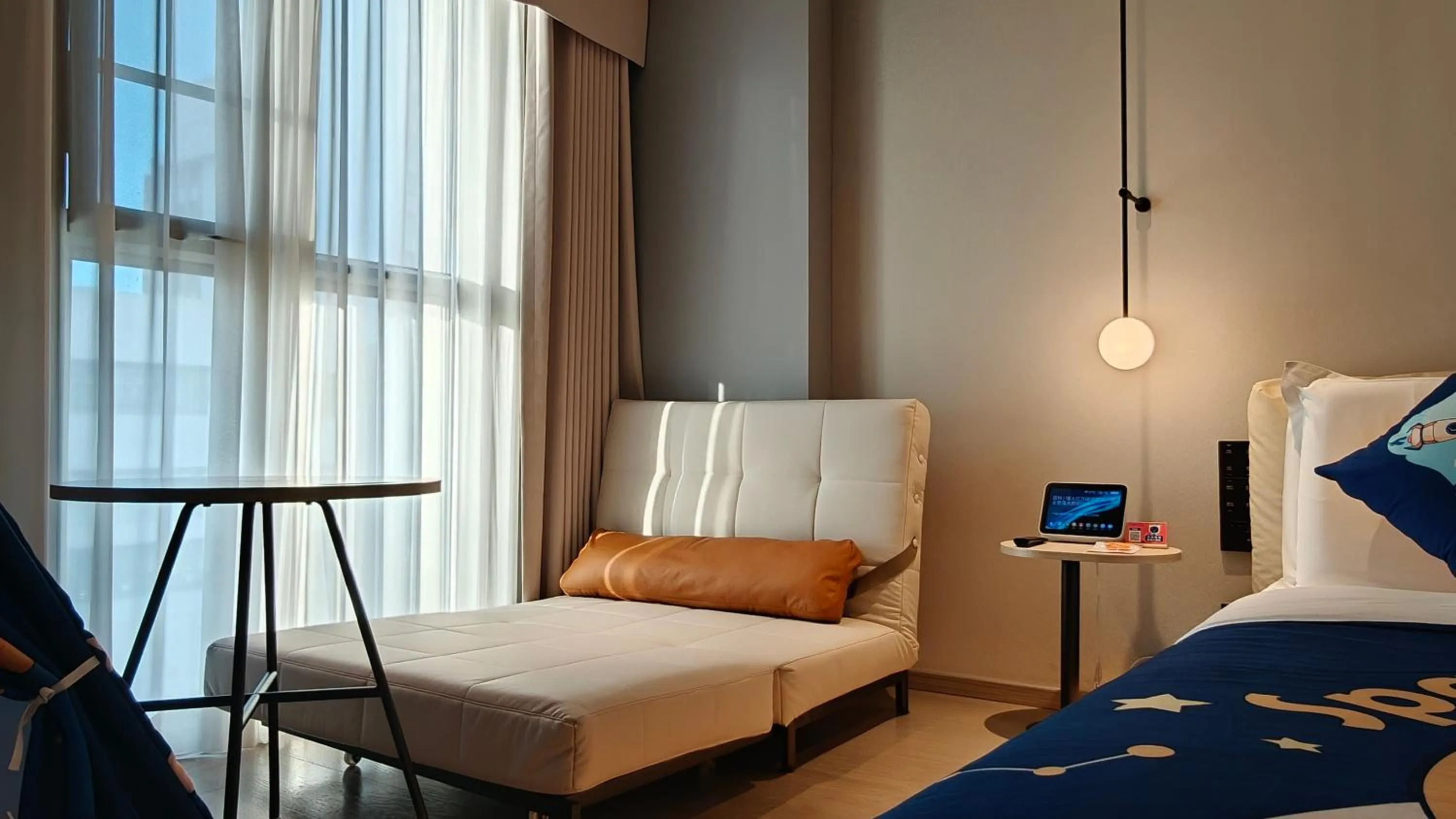 Seating area, Bed in CYBO Station SSAW Shangpin Hotel Luohu Shenzhen