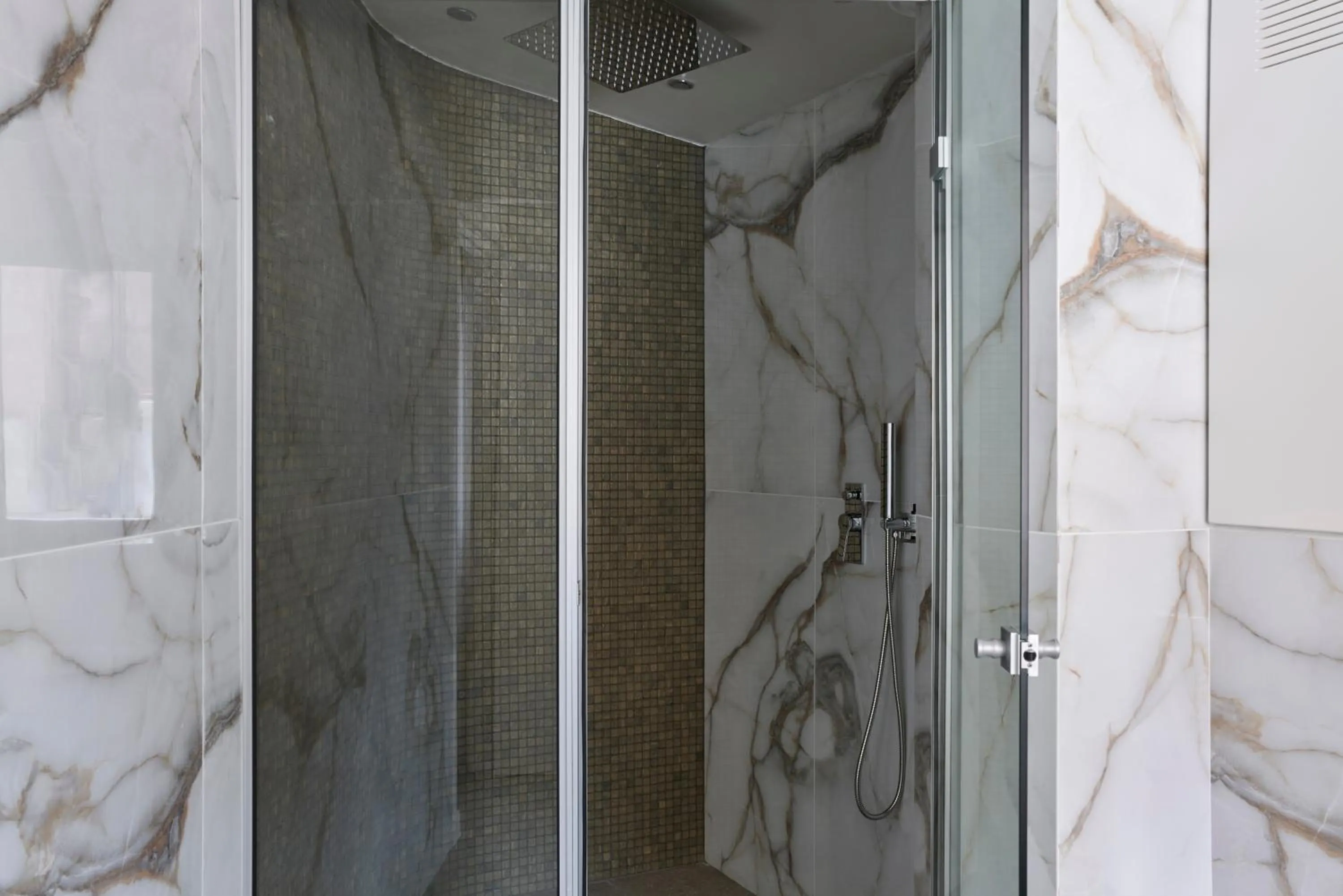 Shower in Hestia - Kolokotroni 23