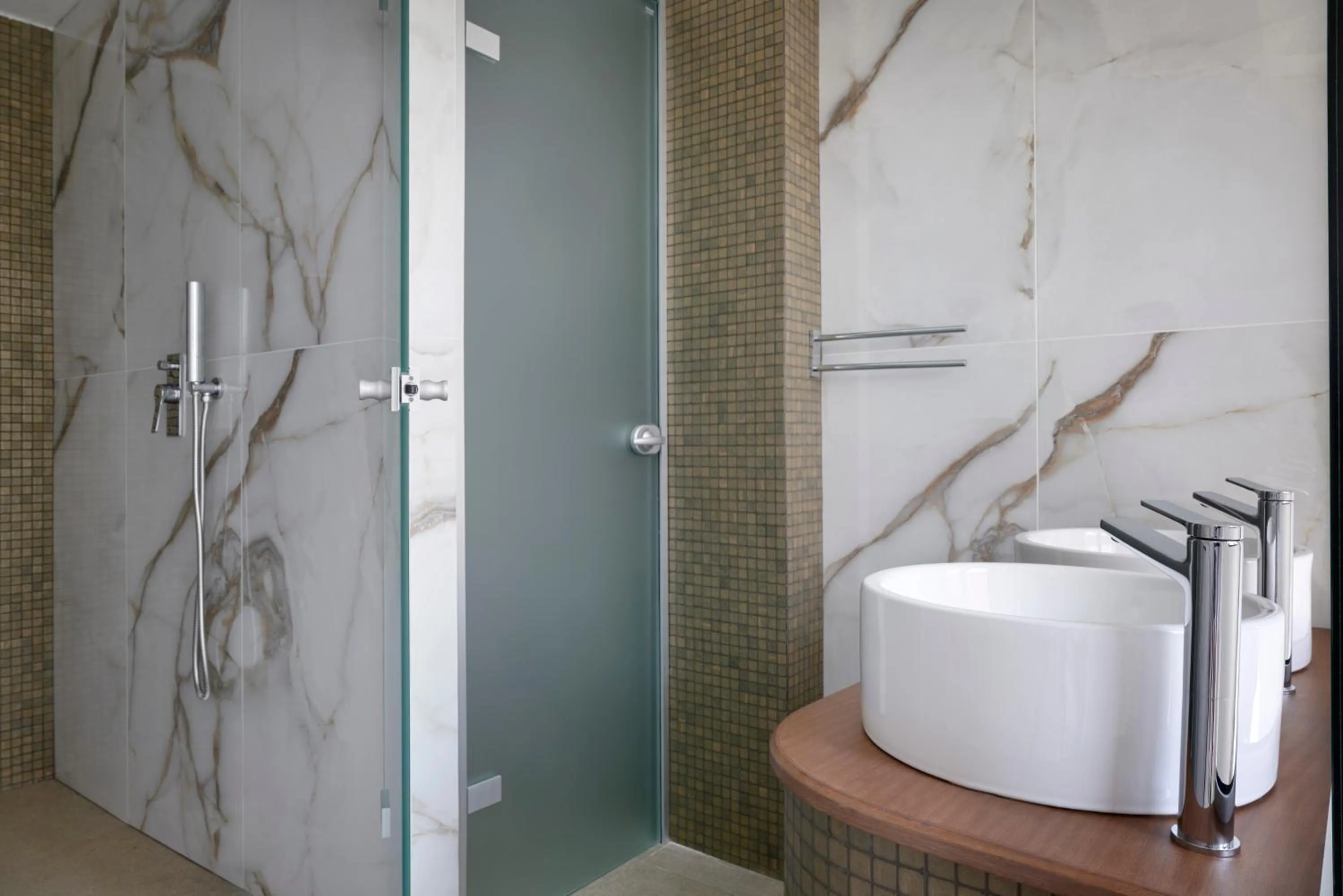 Shower in Hestia - Kolokotroni 23