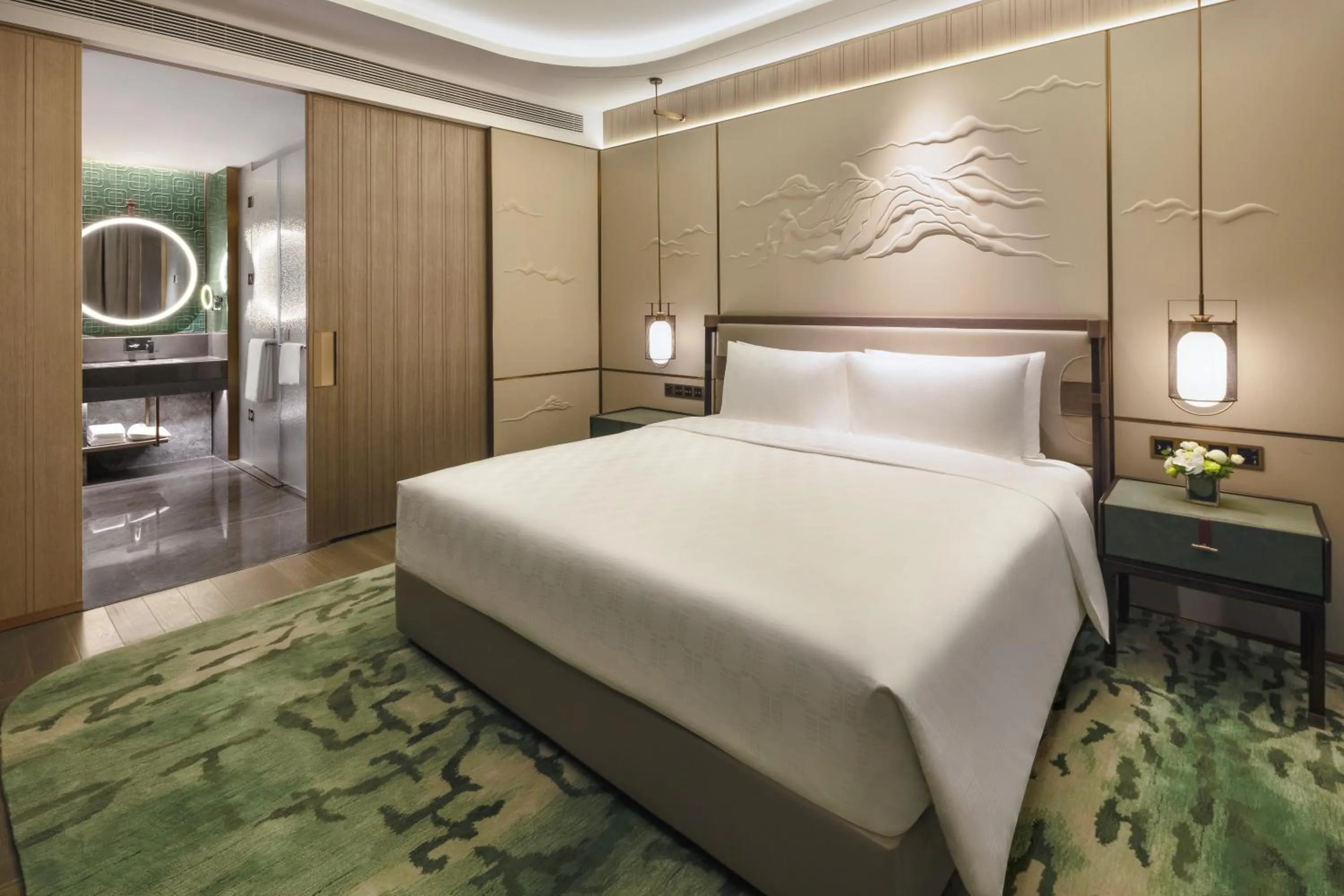 Bed in HUALUXE Hotels and Resorts Qingdao Licang, an IHG Hotel