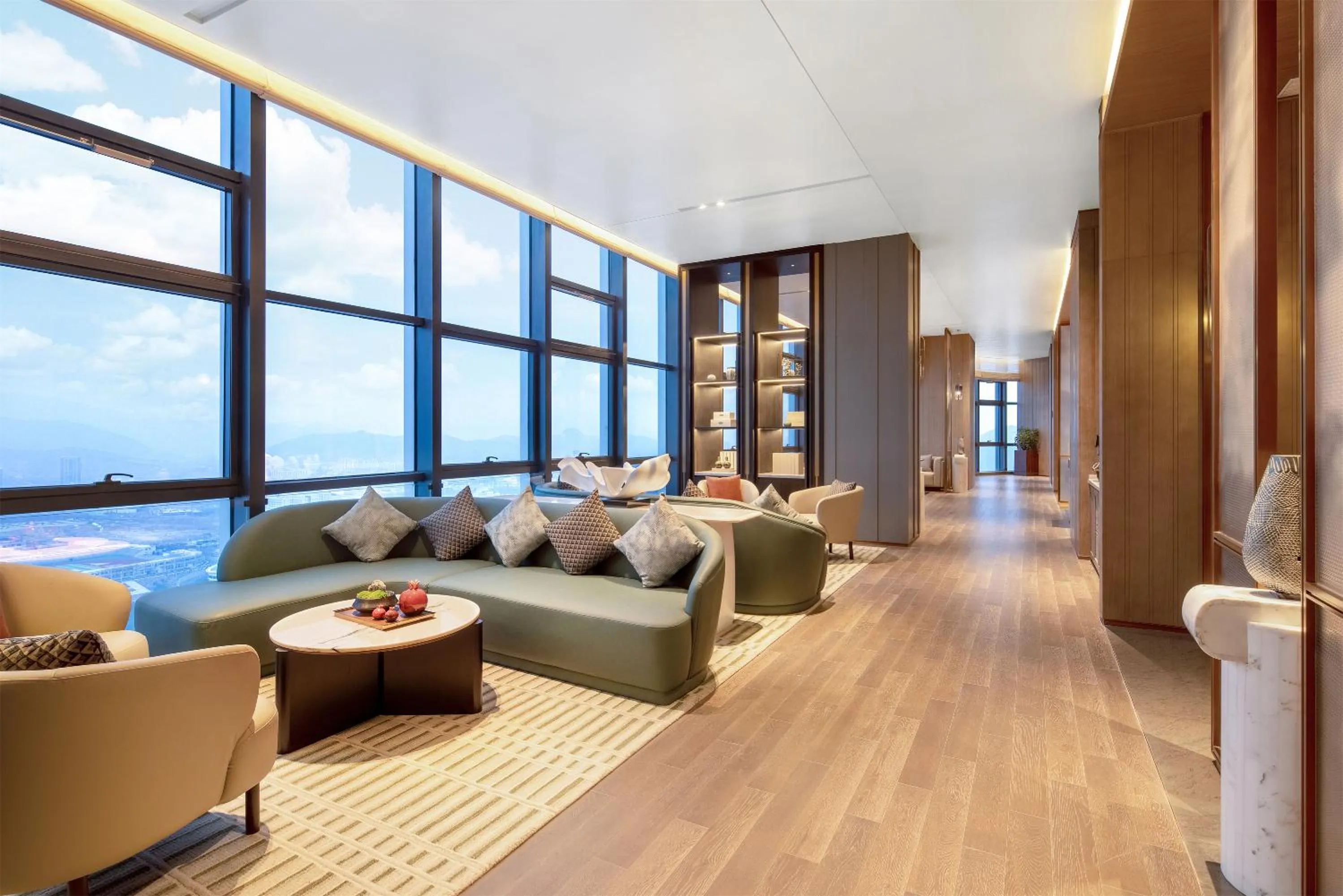 Lounge or bar in HUALUXE Hotels and Resorts Qingdao Licang, an IHG Hotel