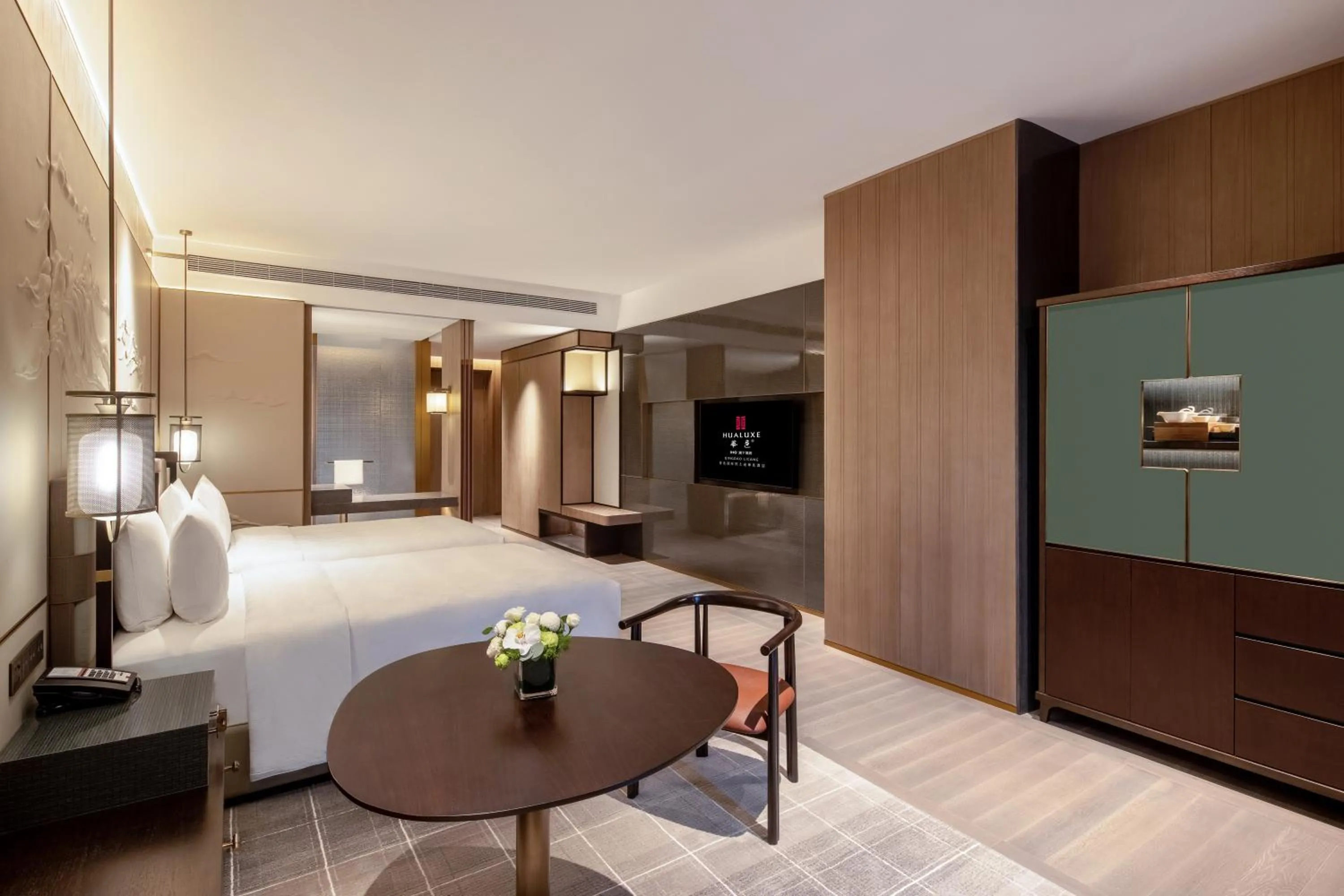 Bed in HUALUXE Hotels and Resorts Qingdao Licang, an IHG Hotel