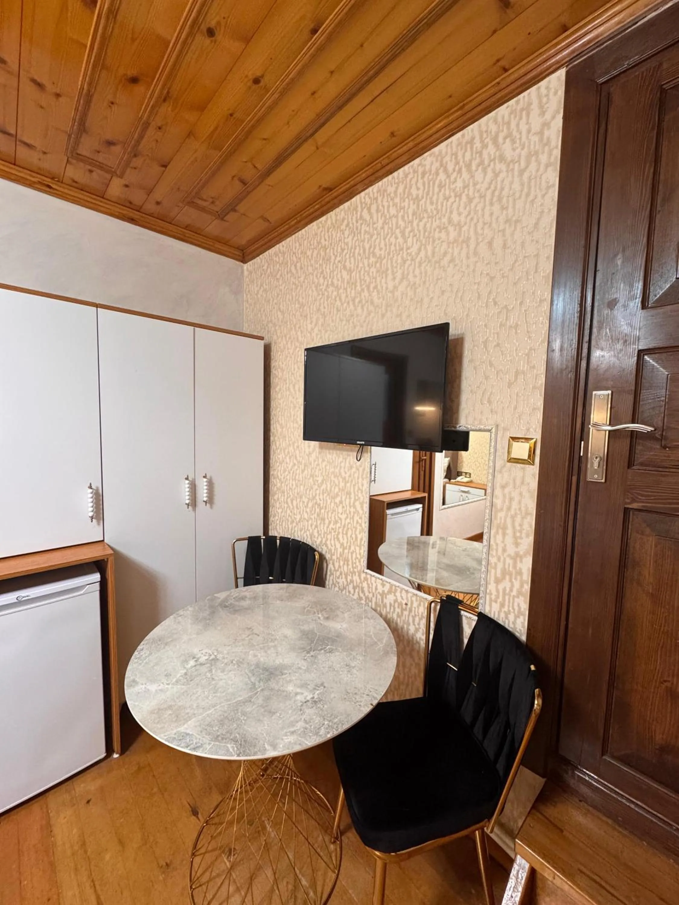 TV and multimedia in Gür Royal Suit Aparts