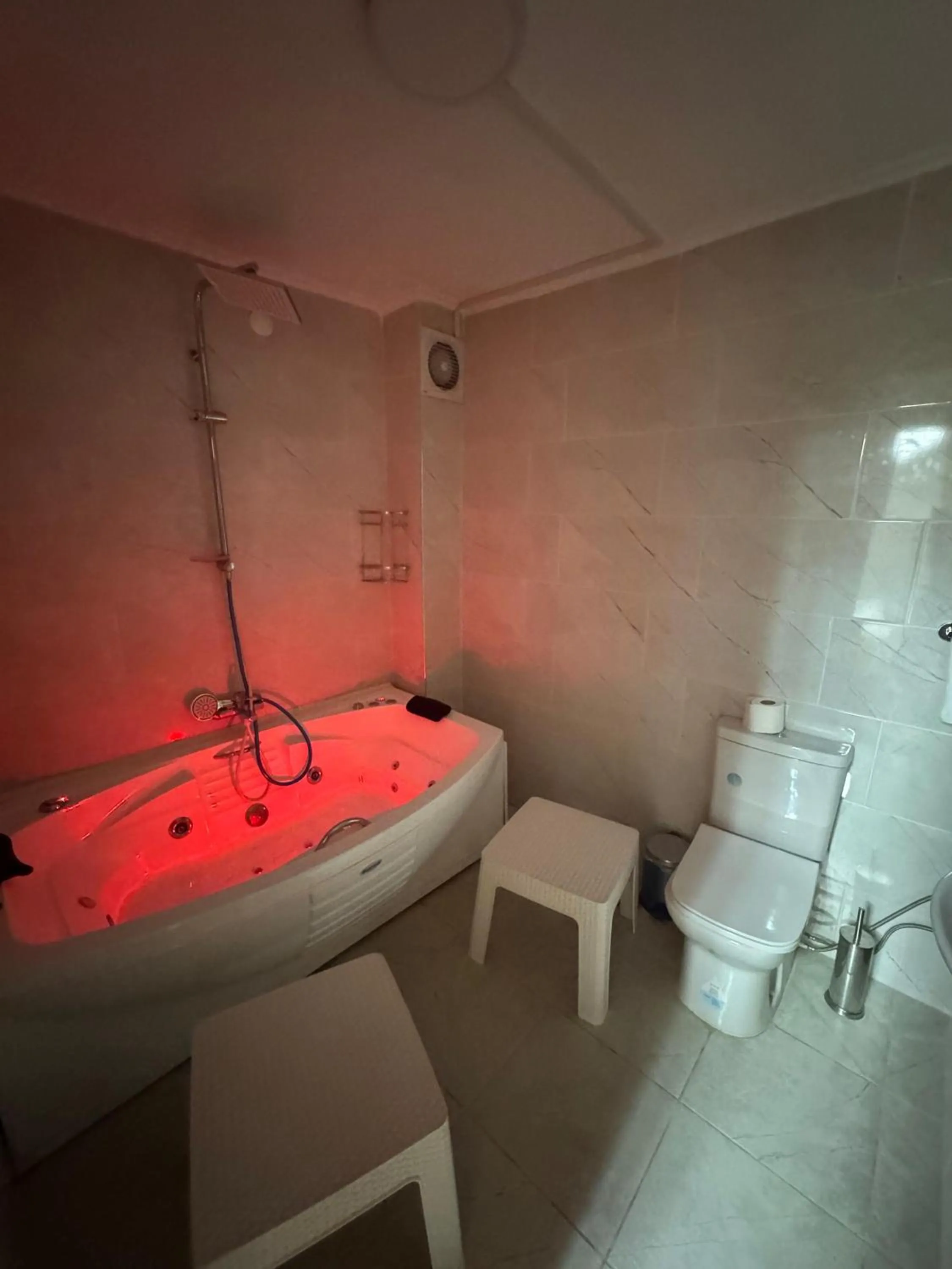 Shower in Gür Royal Suit Aparts