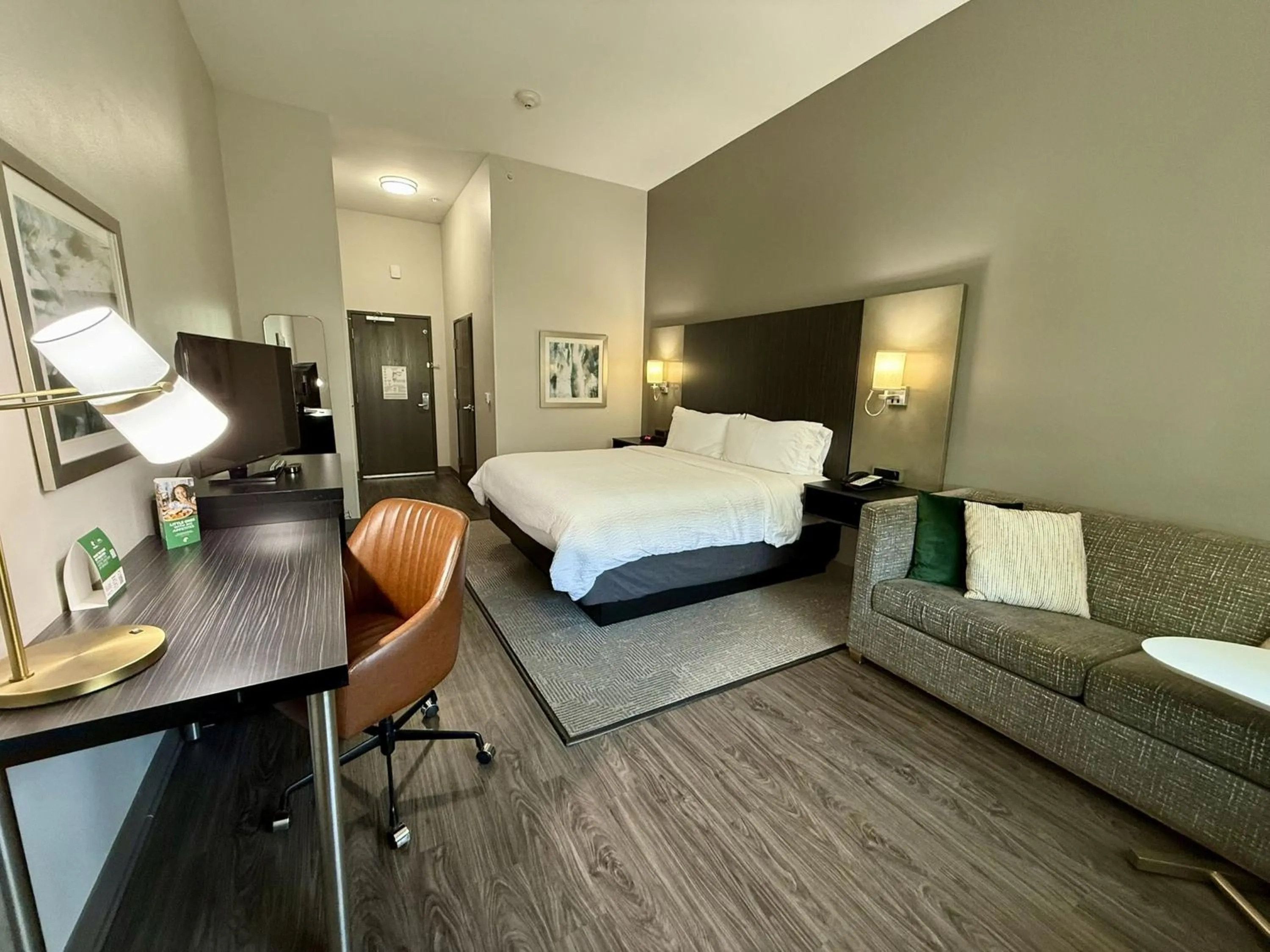 Photo of the whole room, Bed in Holiday Inn Carlsbad/San Diego, an IHG Hotel