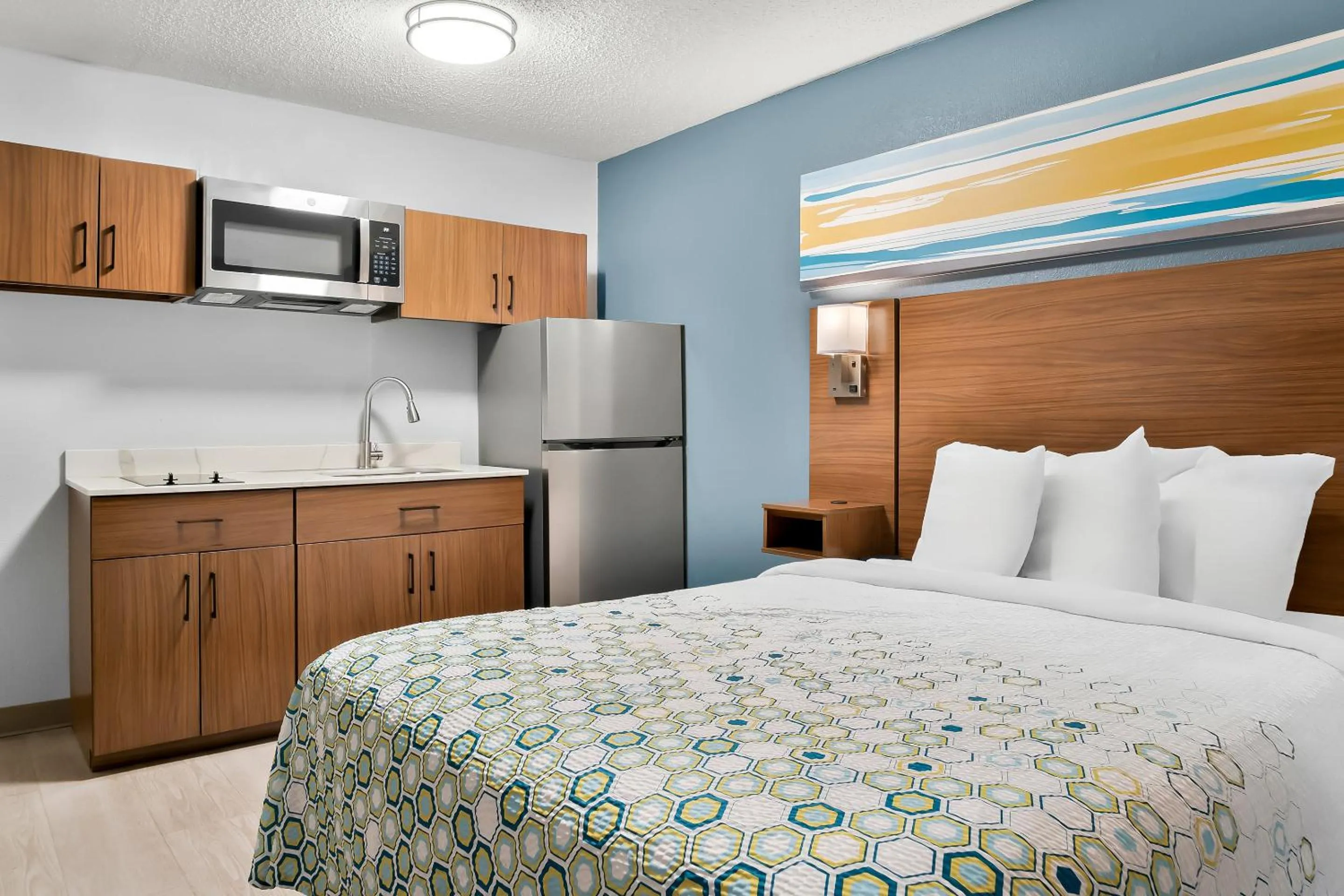 Photo of the whole room, Bed in HomeTowne Studios by Red Roof Auburn Hills