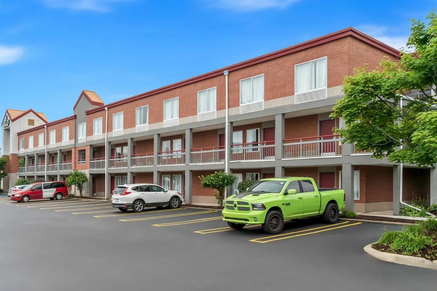 Property building in HomeTowne Studios by Red Roof Auburn Hills