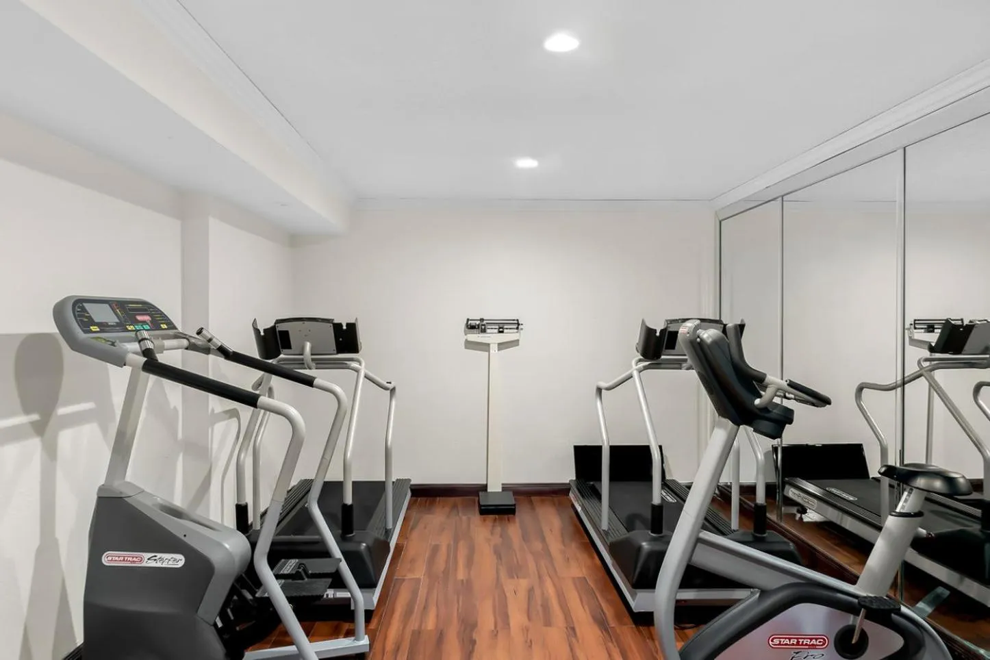 Fitness centre/facilities in HomeTowne Studios by Red Roof Auburn Hills
