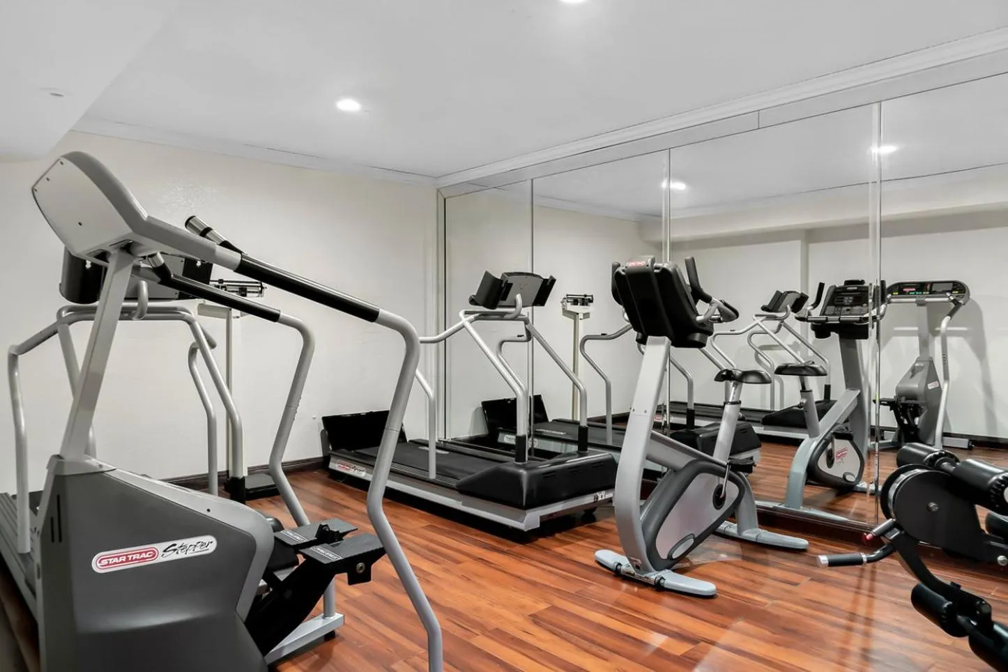 Fitness centre/facilities in HomeTowne Studios by Red Roof Auburn Hills