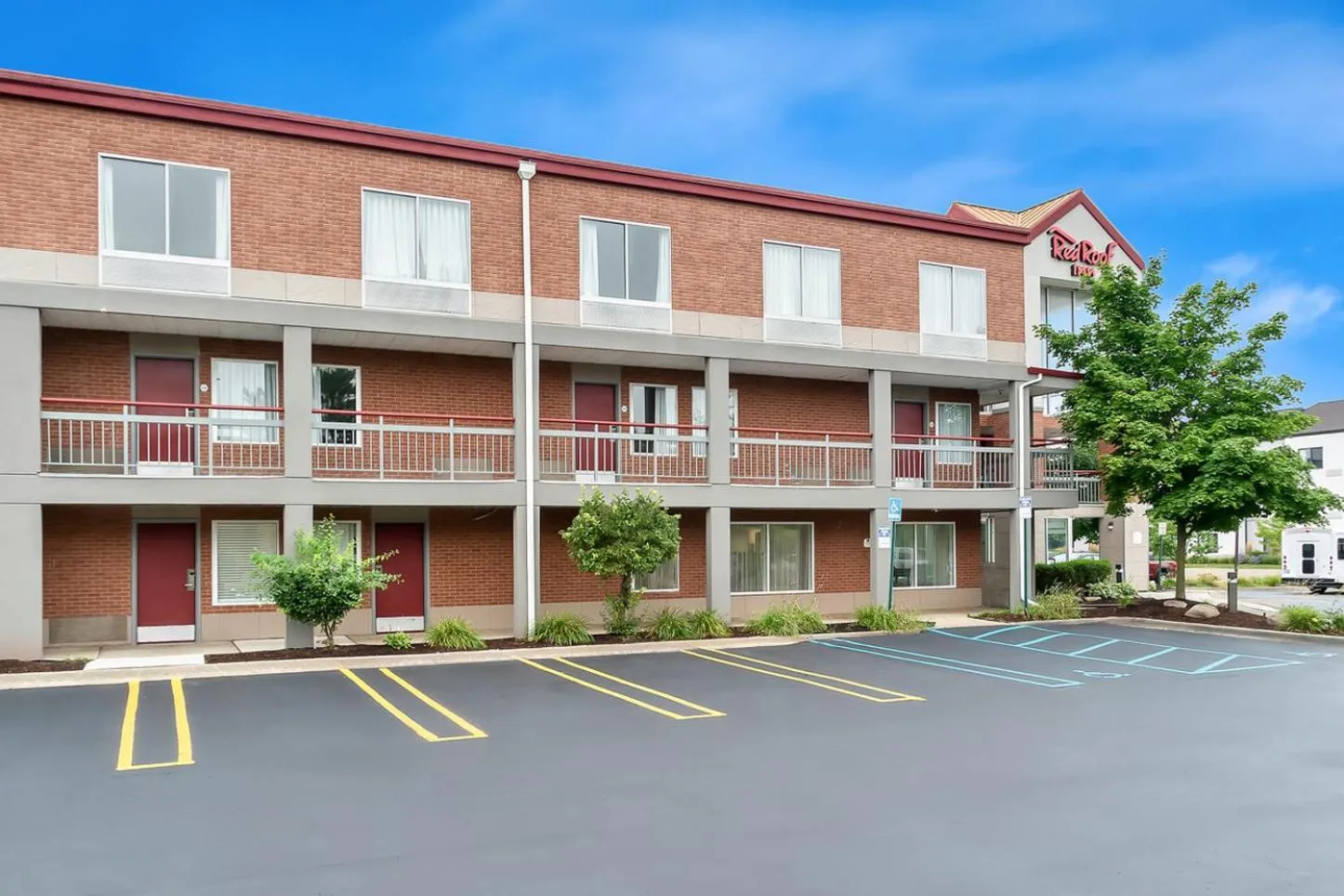 Property building in HomeTowne Studios by Red Roof Auburn Hills