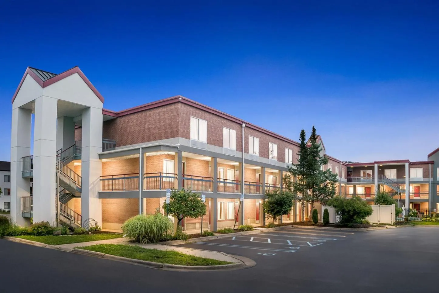 Property building in HomeTowne Studios by Red Roof Auburn Hills