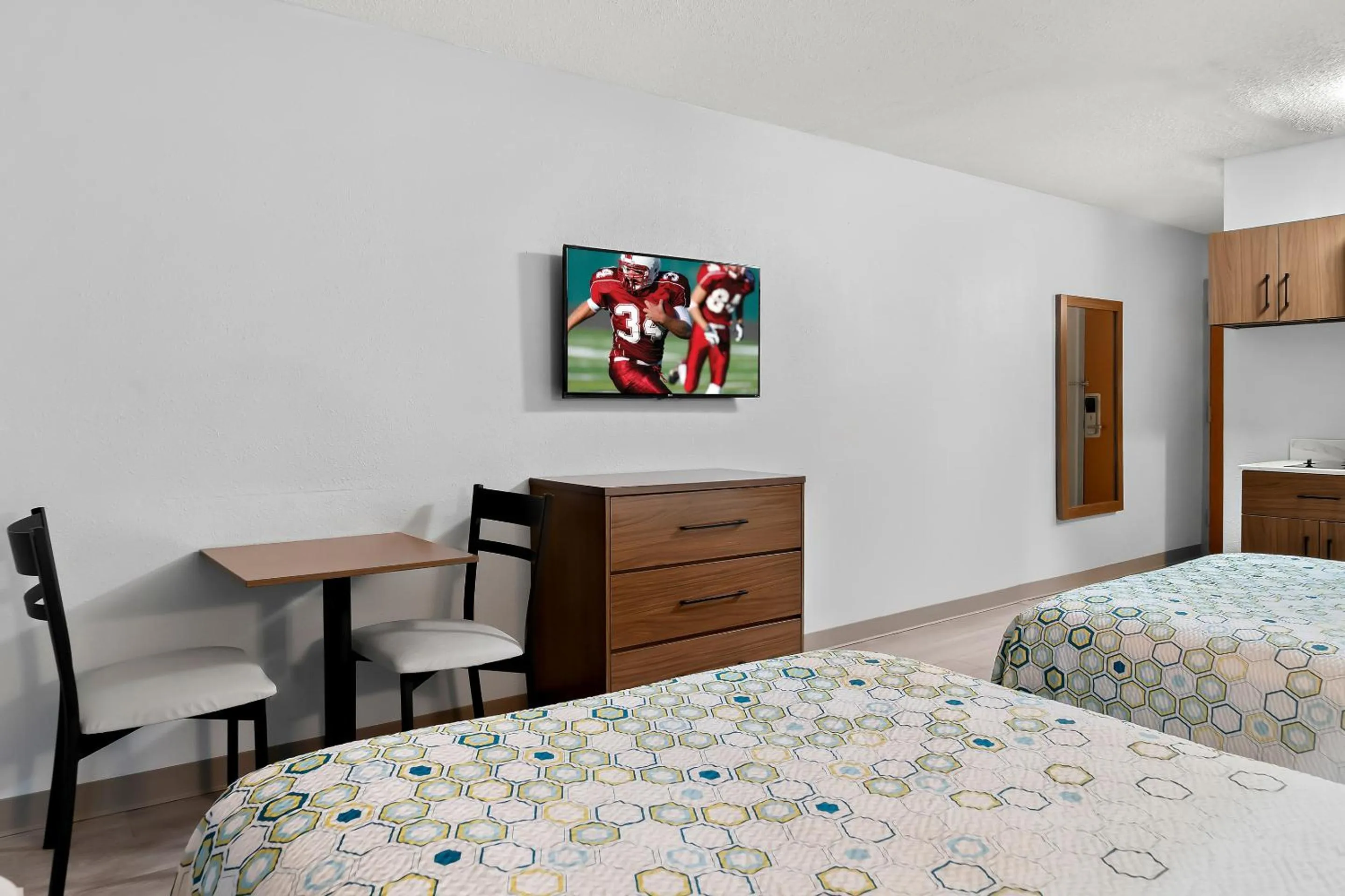 Photo of the whole room, Bed in HomeTowne Studios by Red Roof Auburn Hills