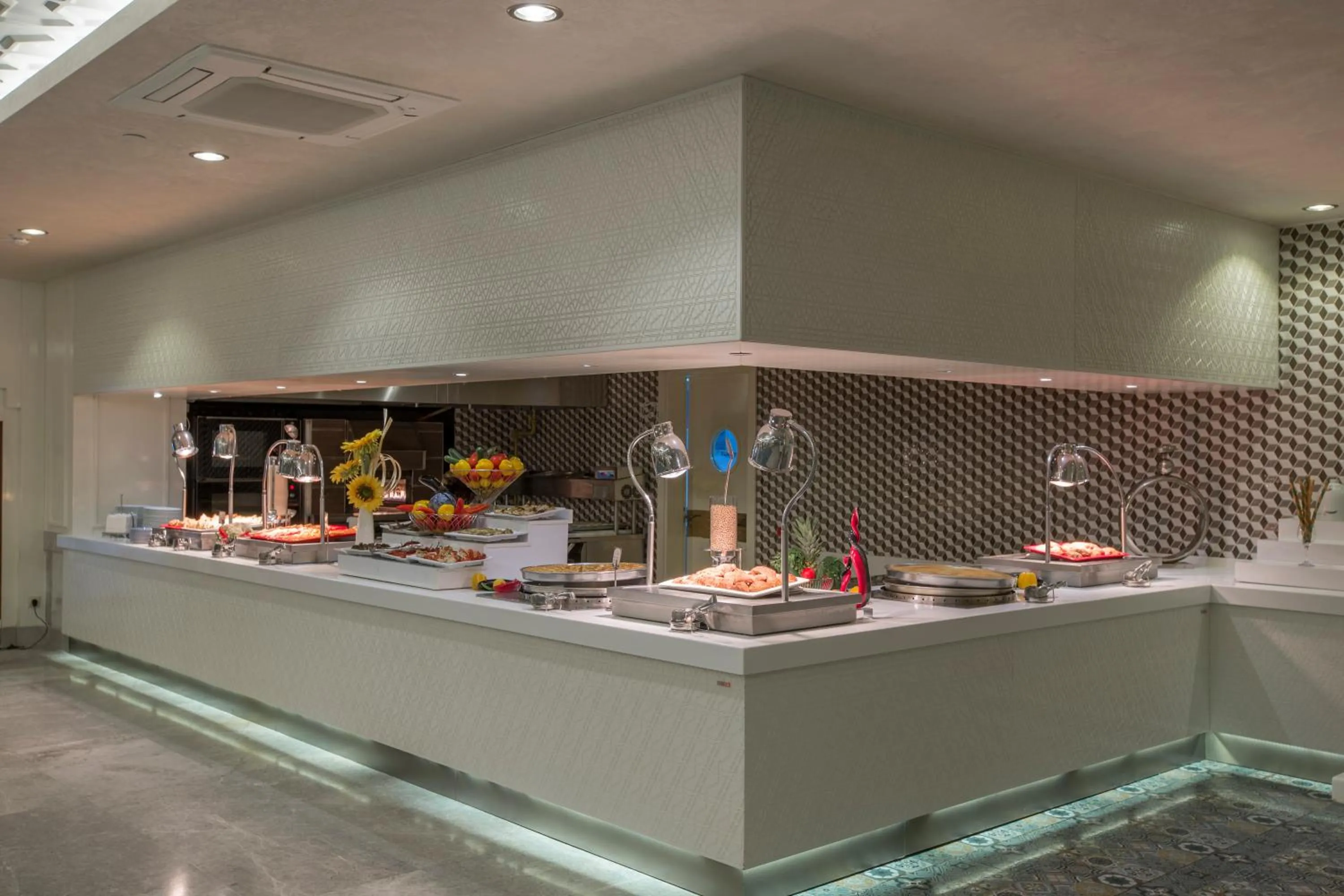 Restaurant/places to eat in Royal Taj Mahal Hotel