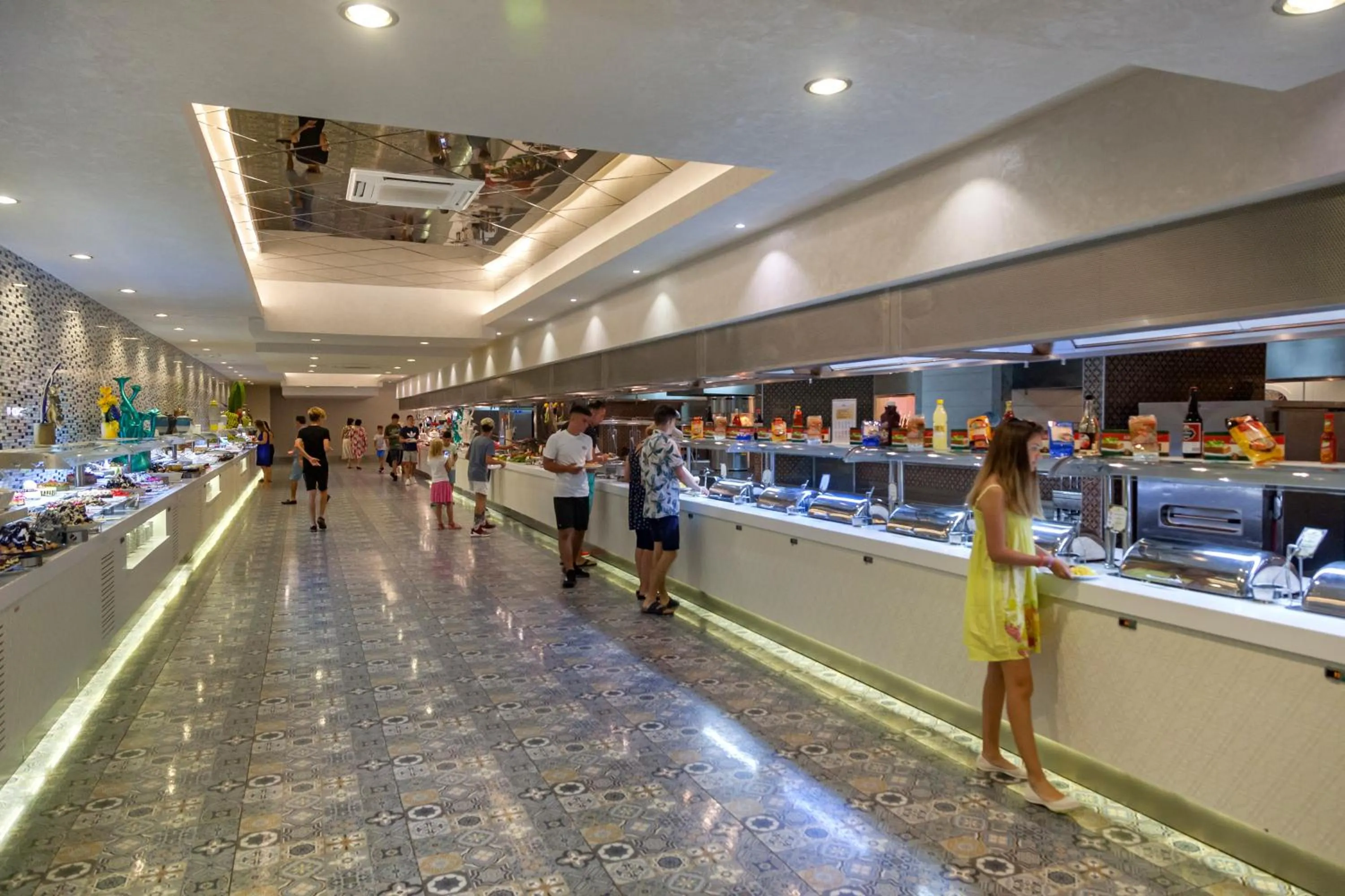 Restaurant/places to eat in Royal Taj Mahal Hotel