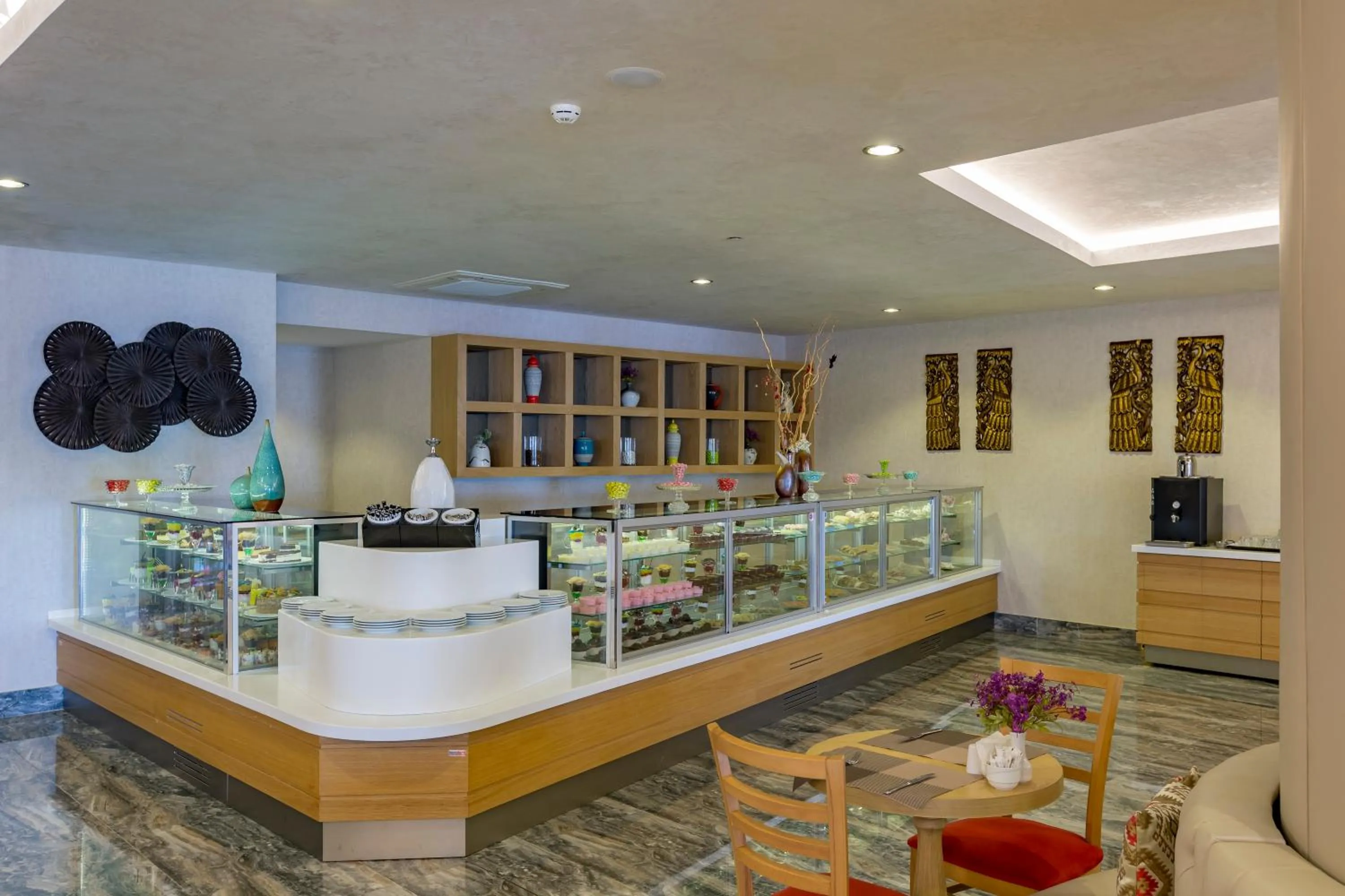 Restaurant/places to eat in Royal Taj Mahal Hotel