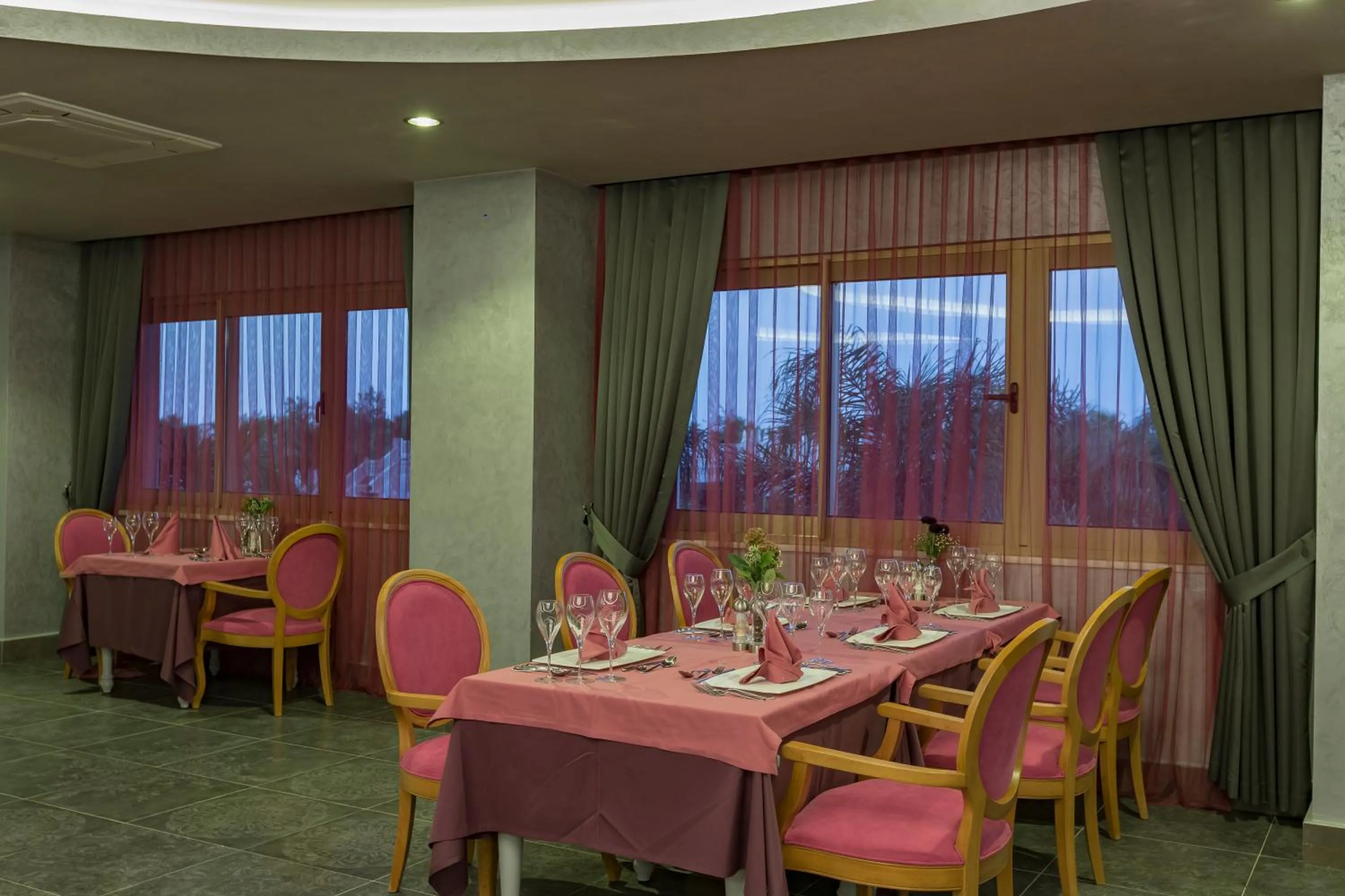 Restaurant/places to eat in Royal Taj Mahal Hotel