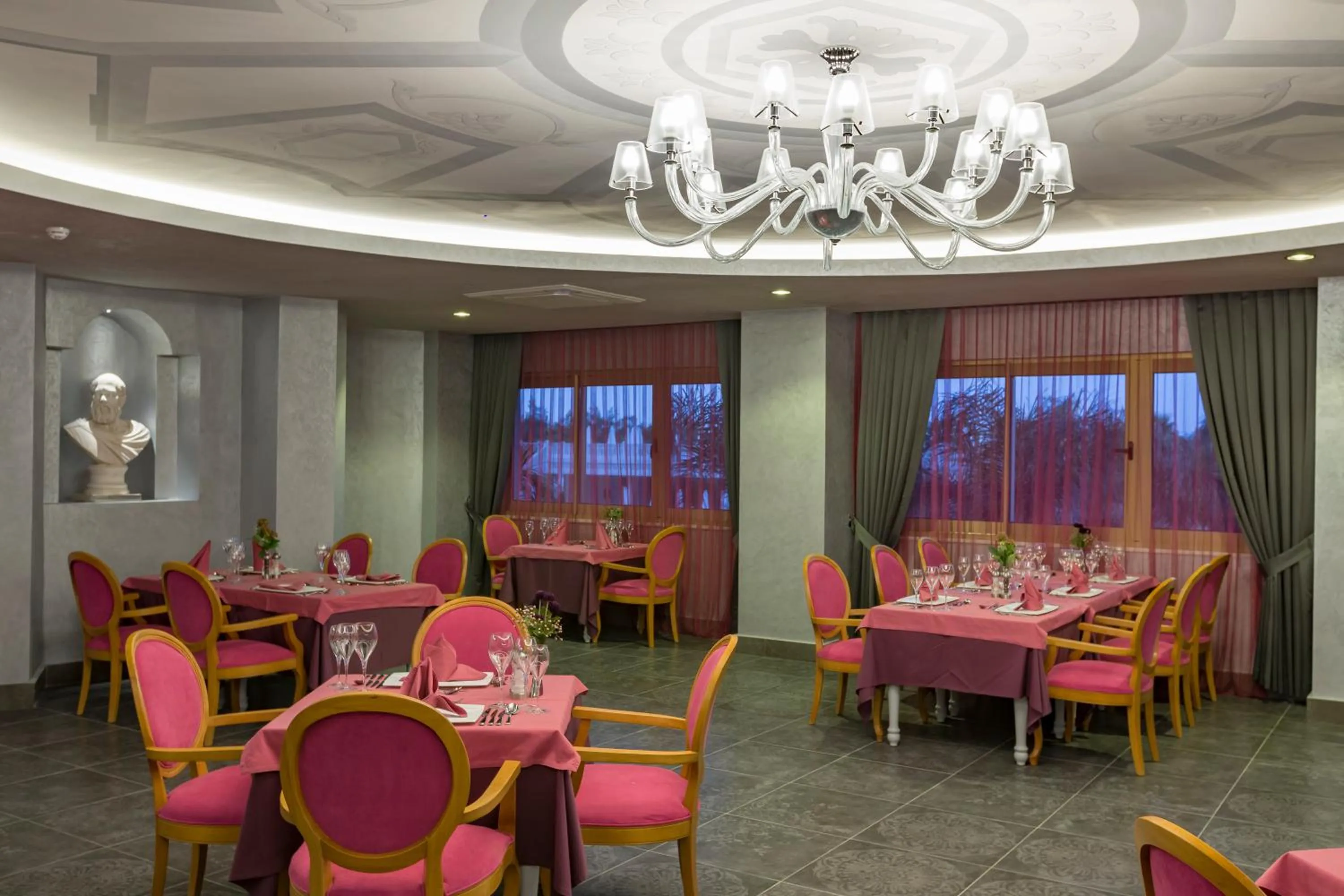 Restaurant/places to eat in Royal Taj Mahal Hotel