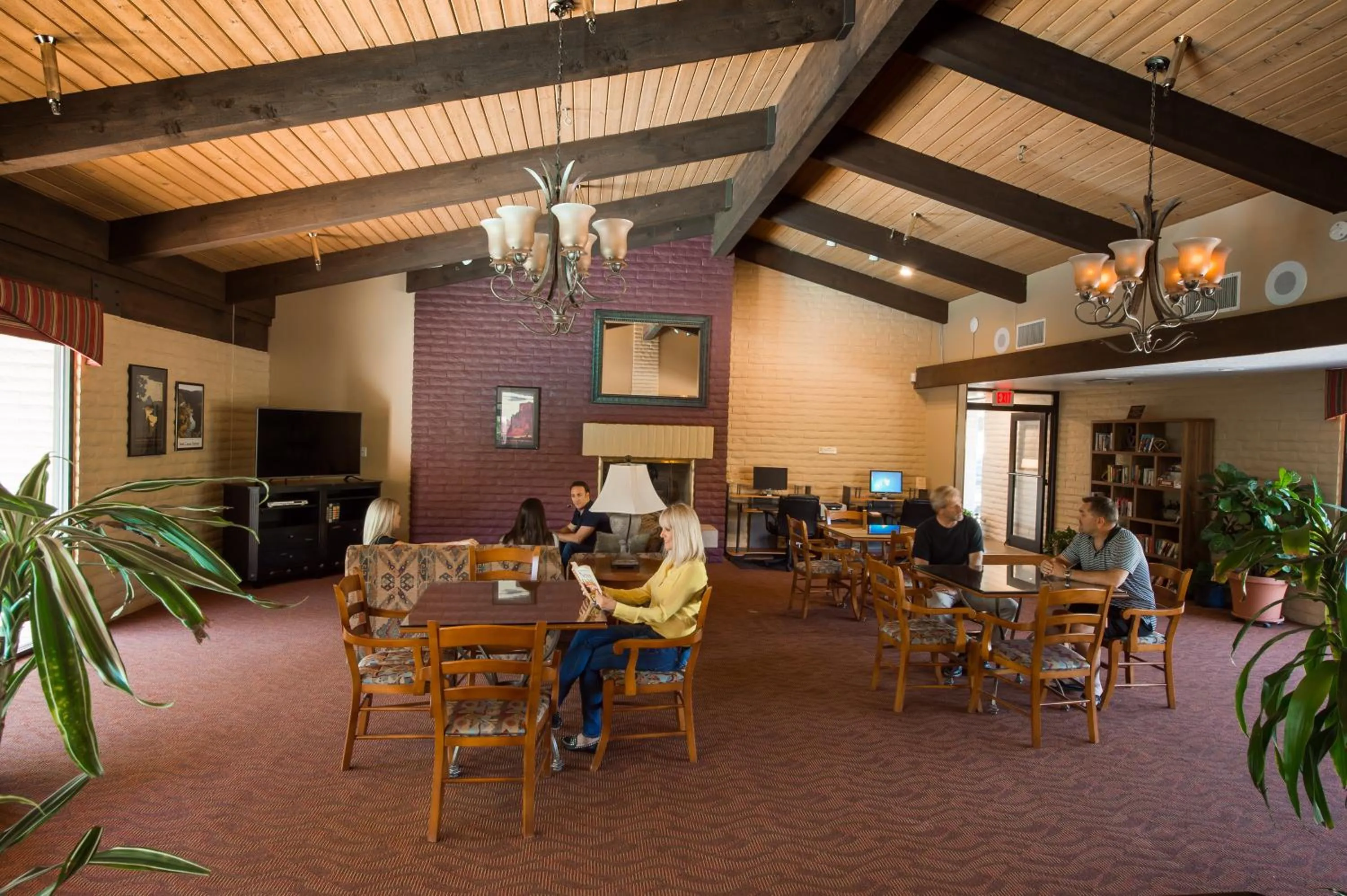 Communal lounge/ TV room in Arroyo Roble Resort at Oak Creek
