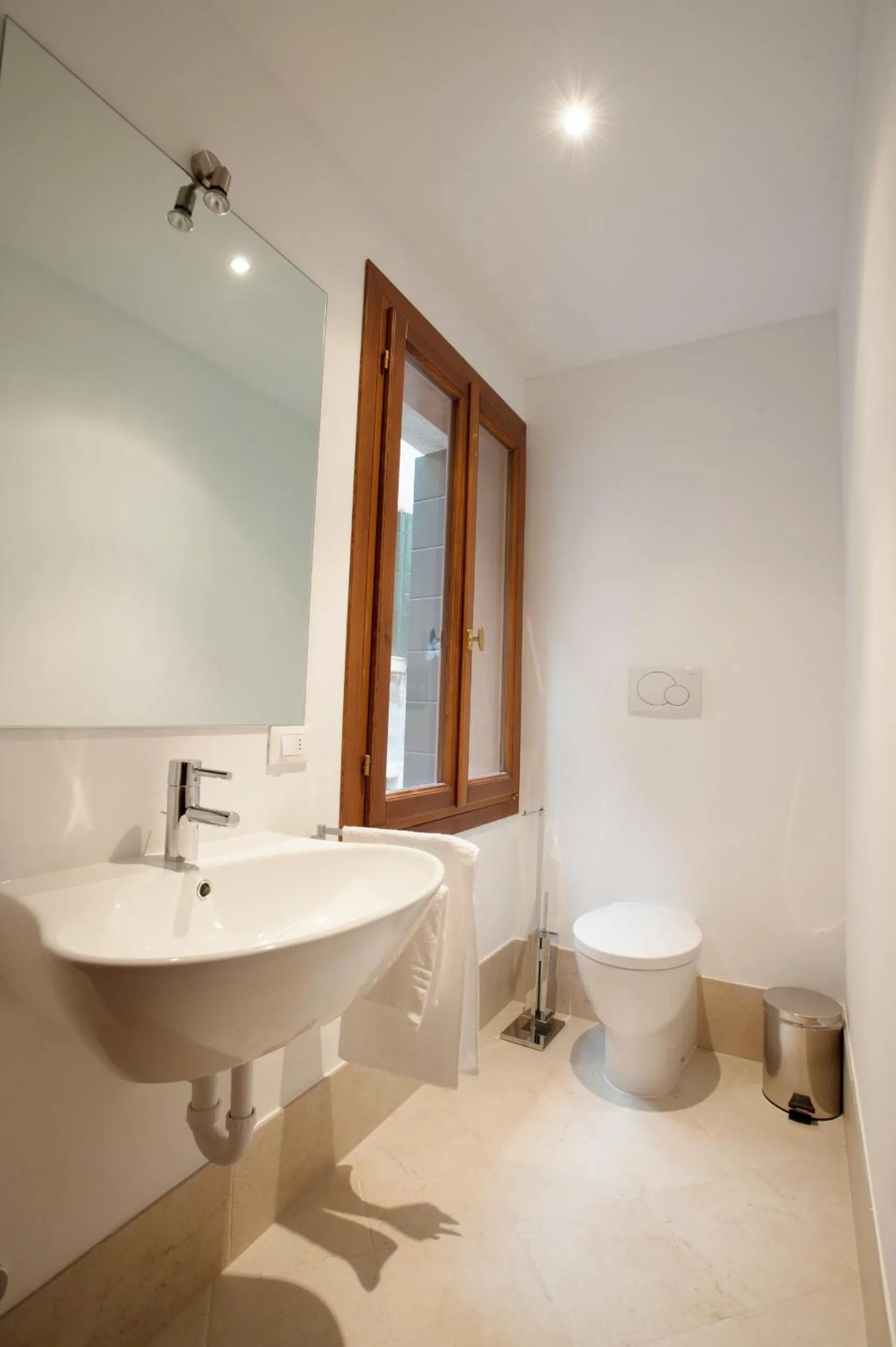 Bathroom in The Lion's House APT2