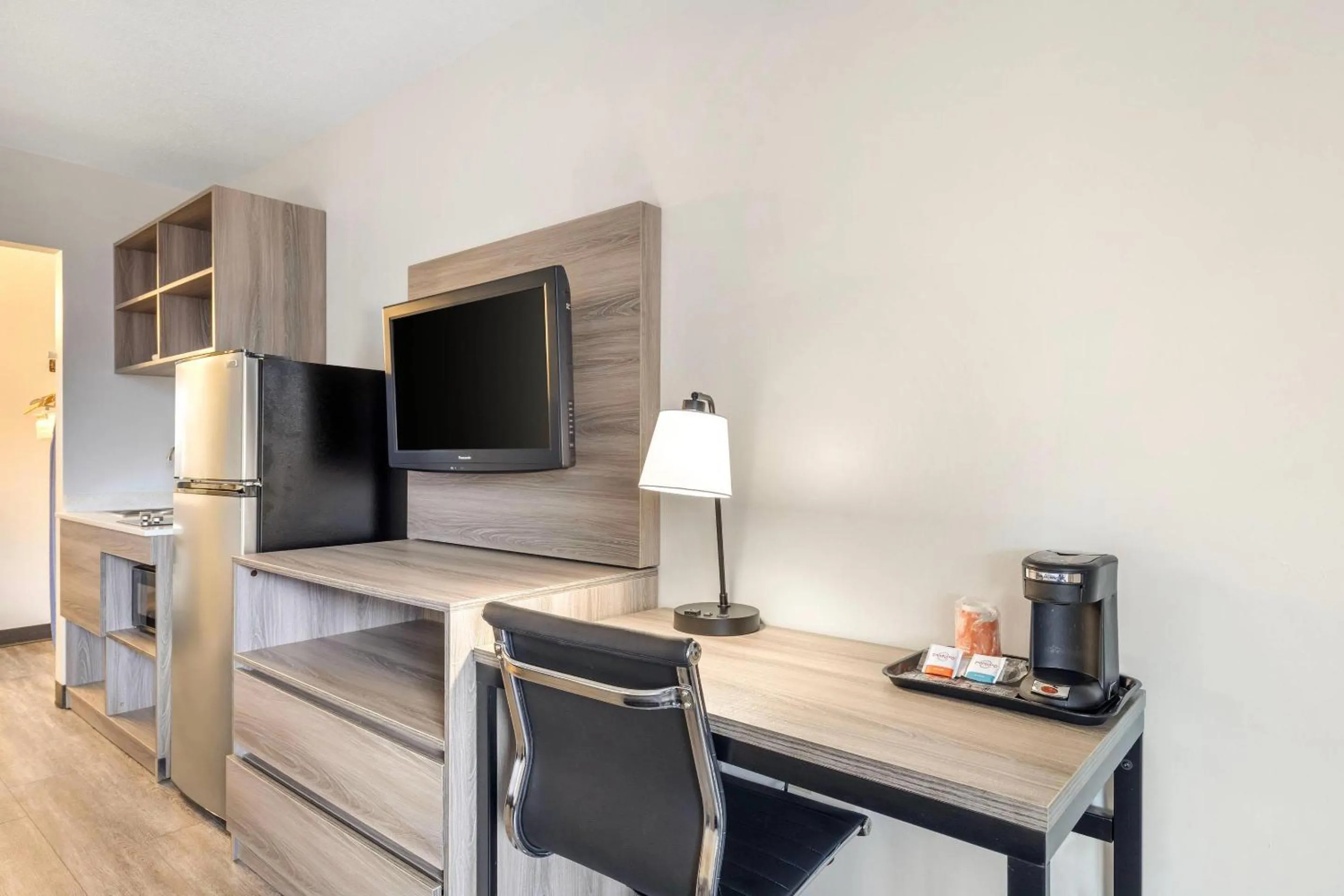 TV and multimedia in Suburban Studios Tysons Corner