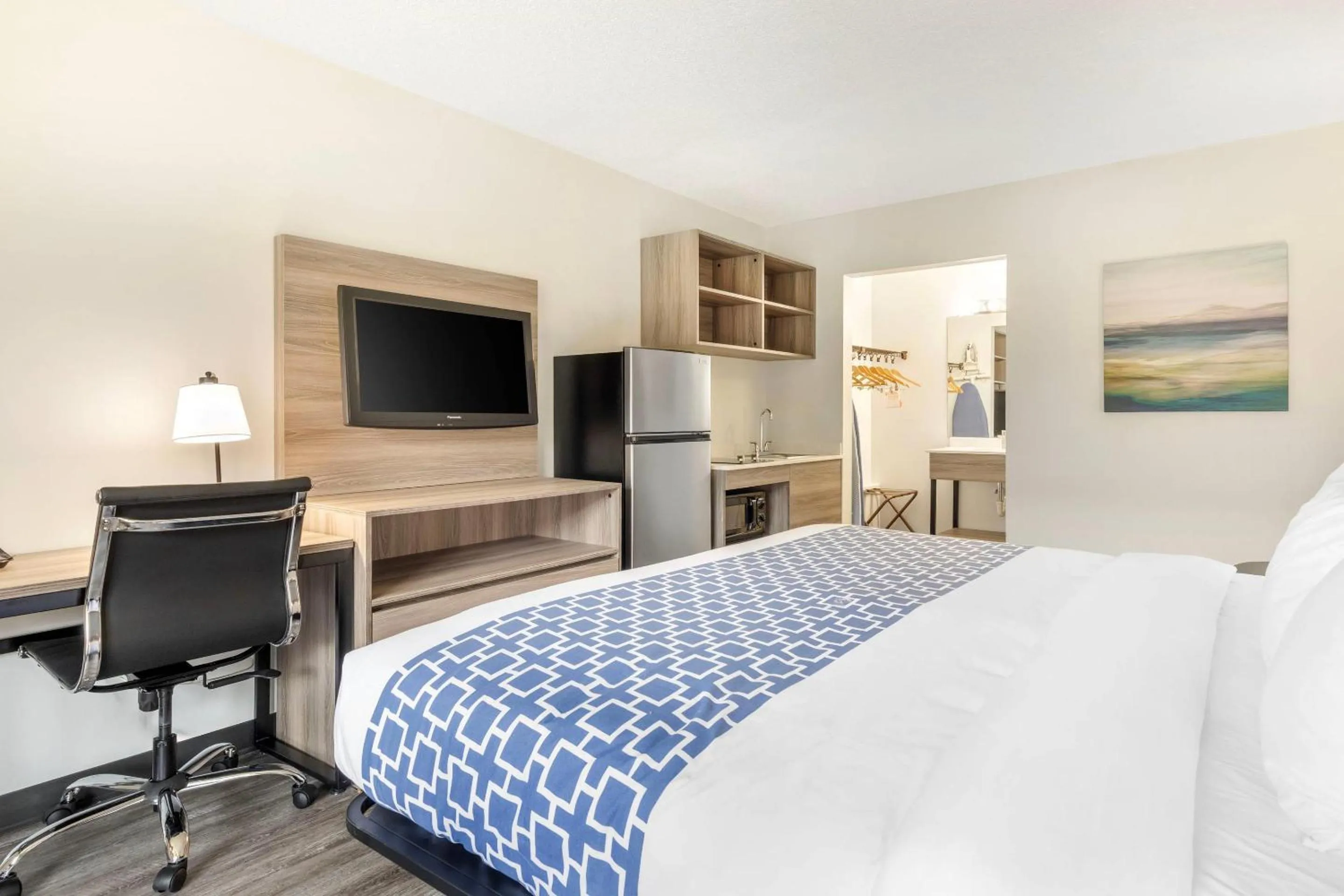 Bedroom, Bed in Suburban Studios Tysons Corner