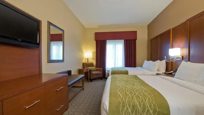 Queen Room with Two Queen Beds in Russell Inn and Suites Queen Room with Two Queen Beds in Russell Inn and Suites