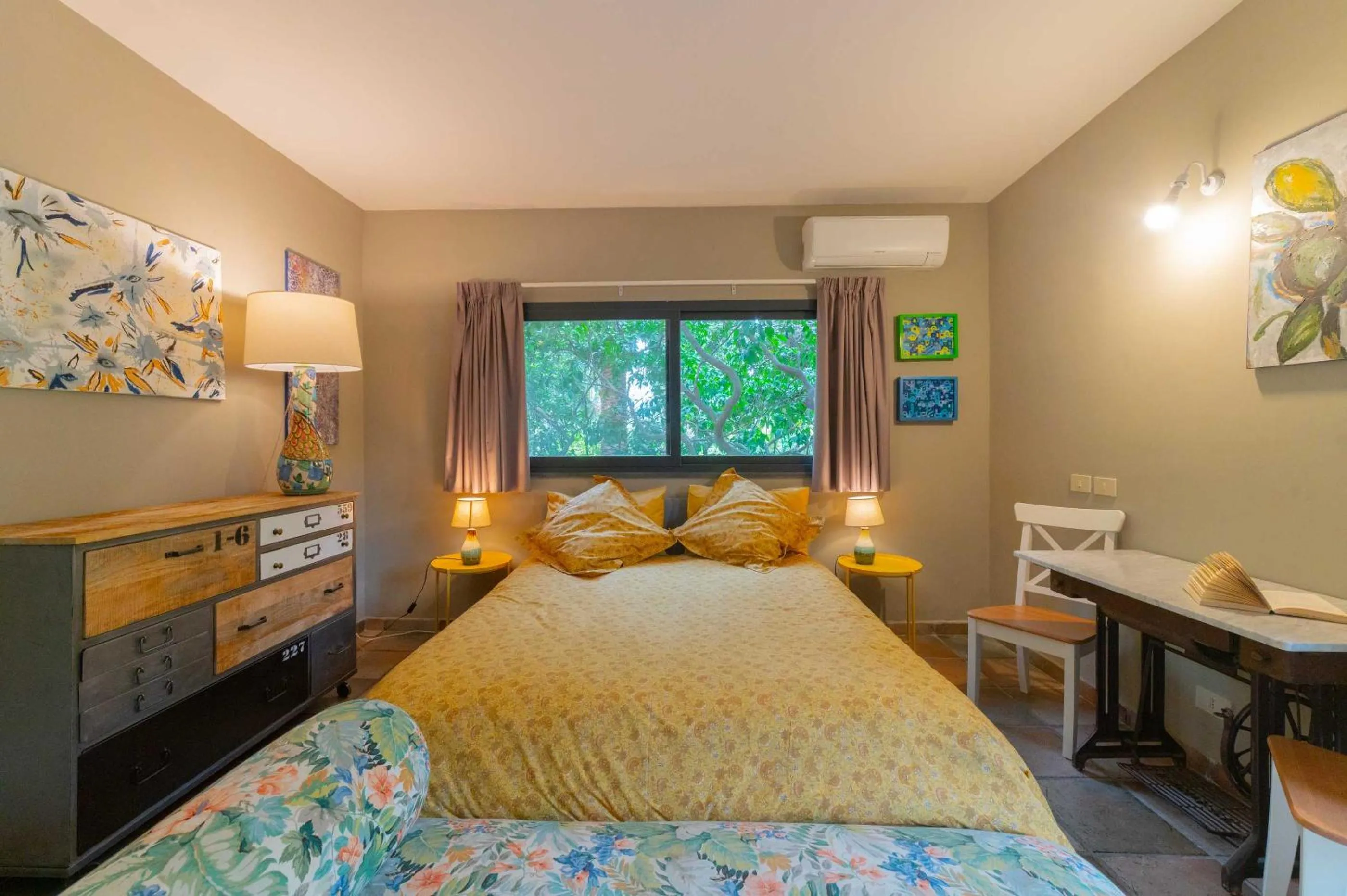 Photo of the whole room, Bed in Etna Botanic Garden