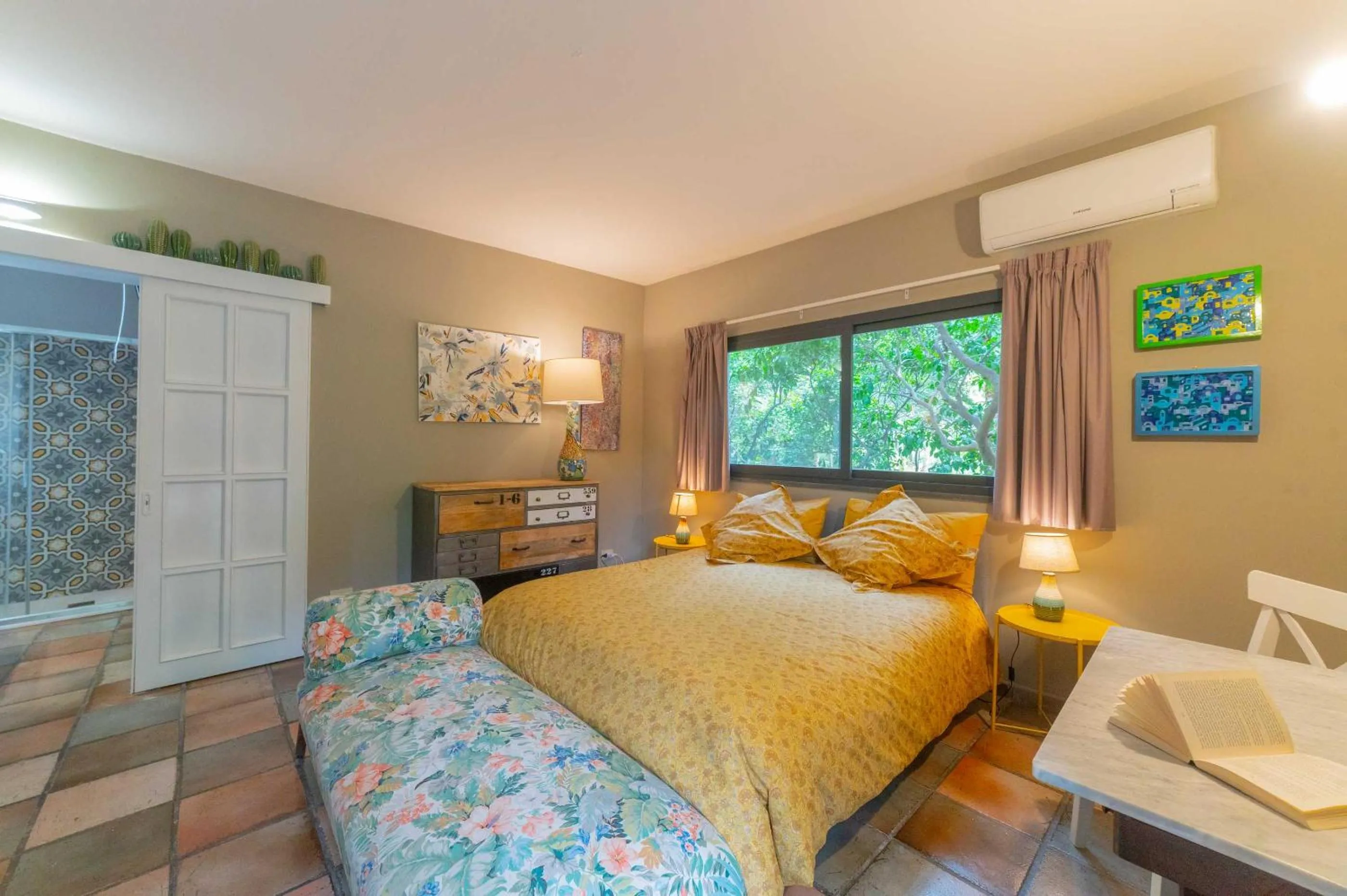 Photo of the whole room, Bed in Etna Botanic Garden