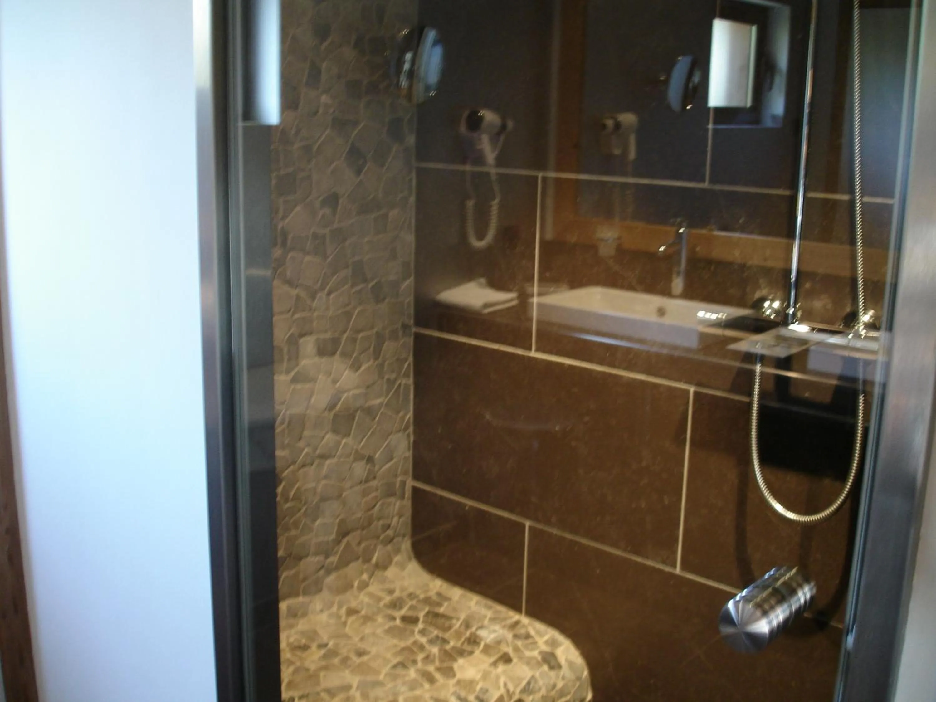 Shower in Hôtel Restaurant Les Alisiers