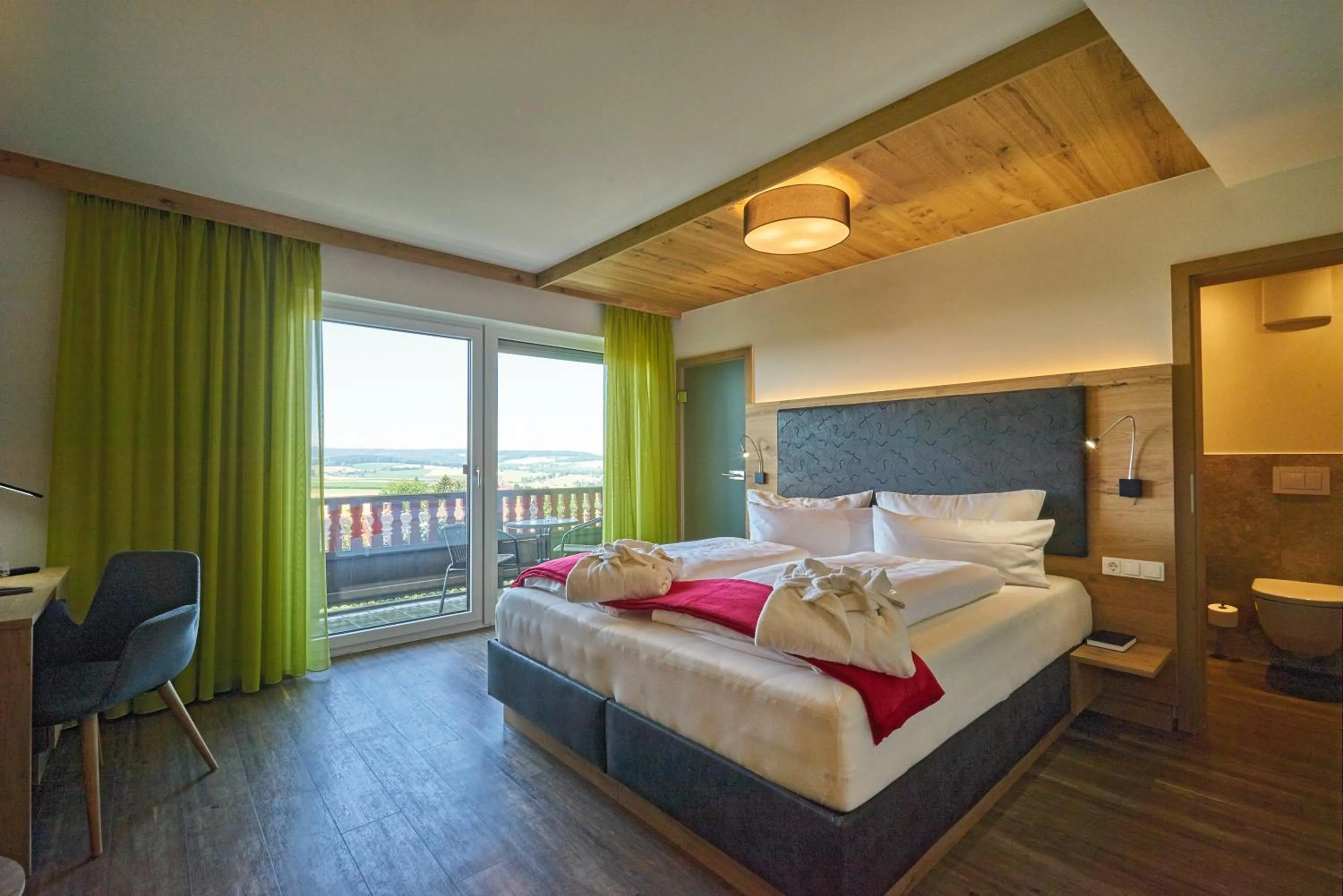 Shower, Bed in Wellnesshotel Zum Koch