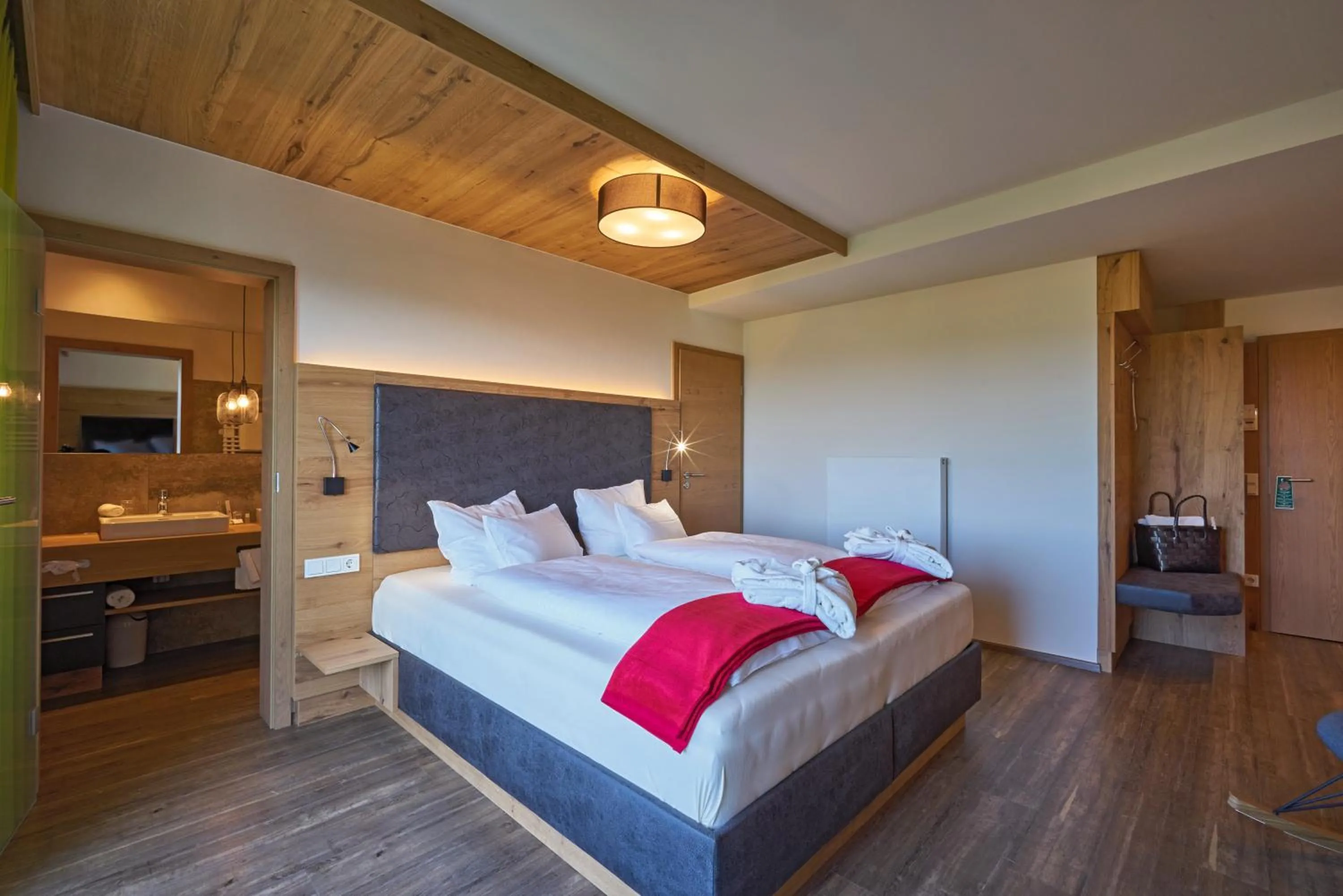 Shower, Bed in Wellnesshotel Zum Koch