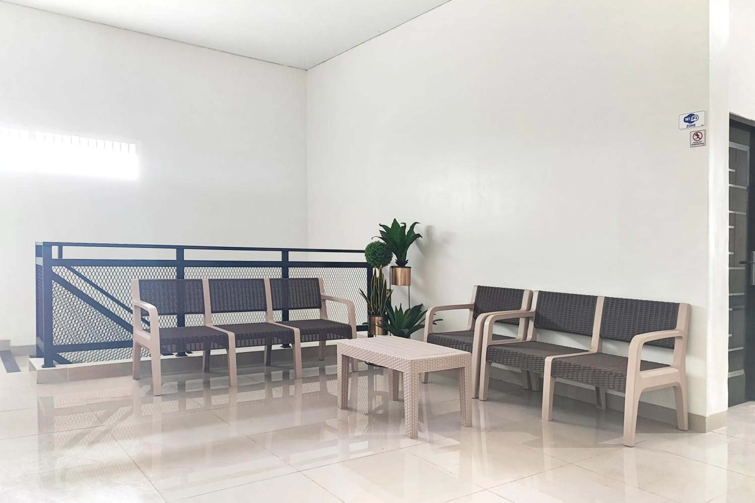 Seating area in Urbanview Hotel Syariah near Polda Jambi