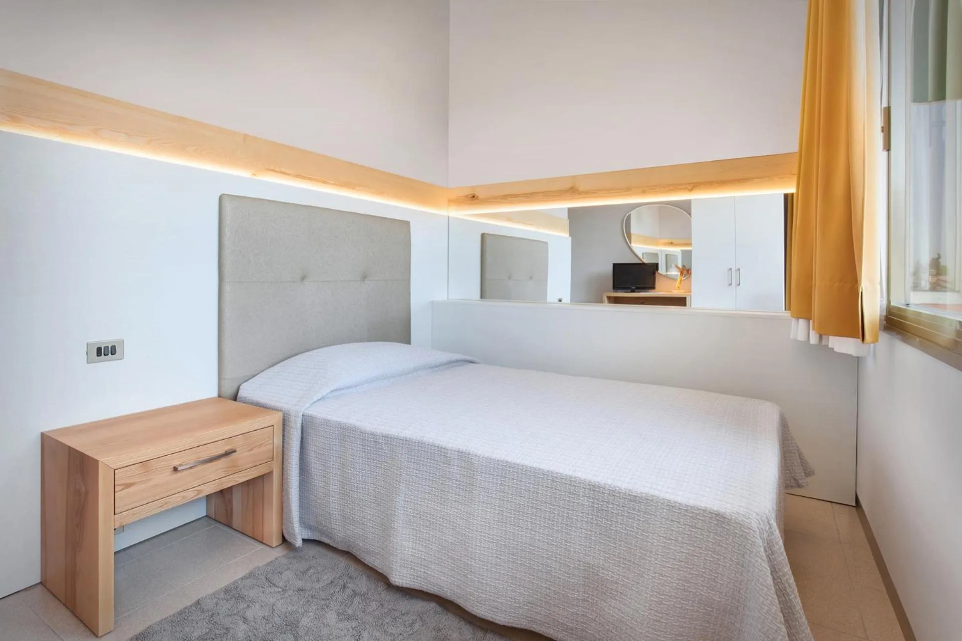 Photo of the whole room, Bed in Hotel Gabbiano - Garda Lake Collection