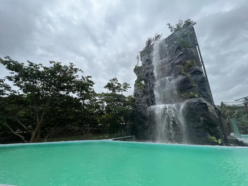 Swimming pool in Hotel Royal Grand Paradise