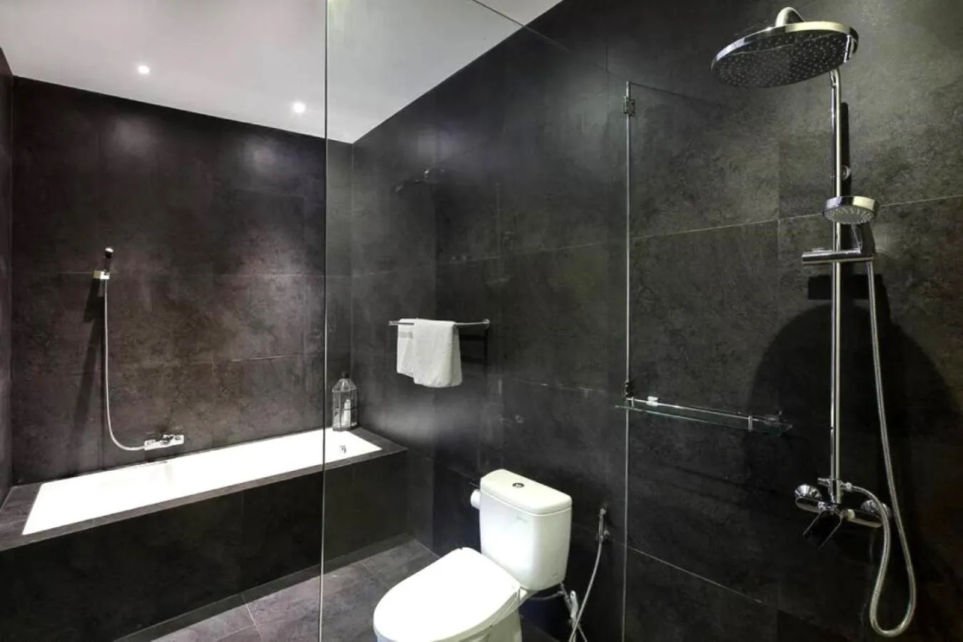 Shower in Villa Rainbow Runner