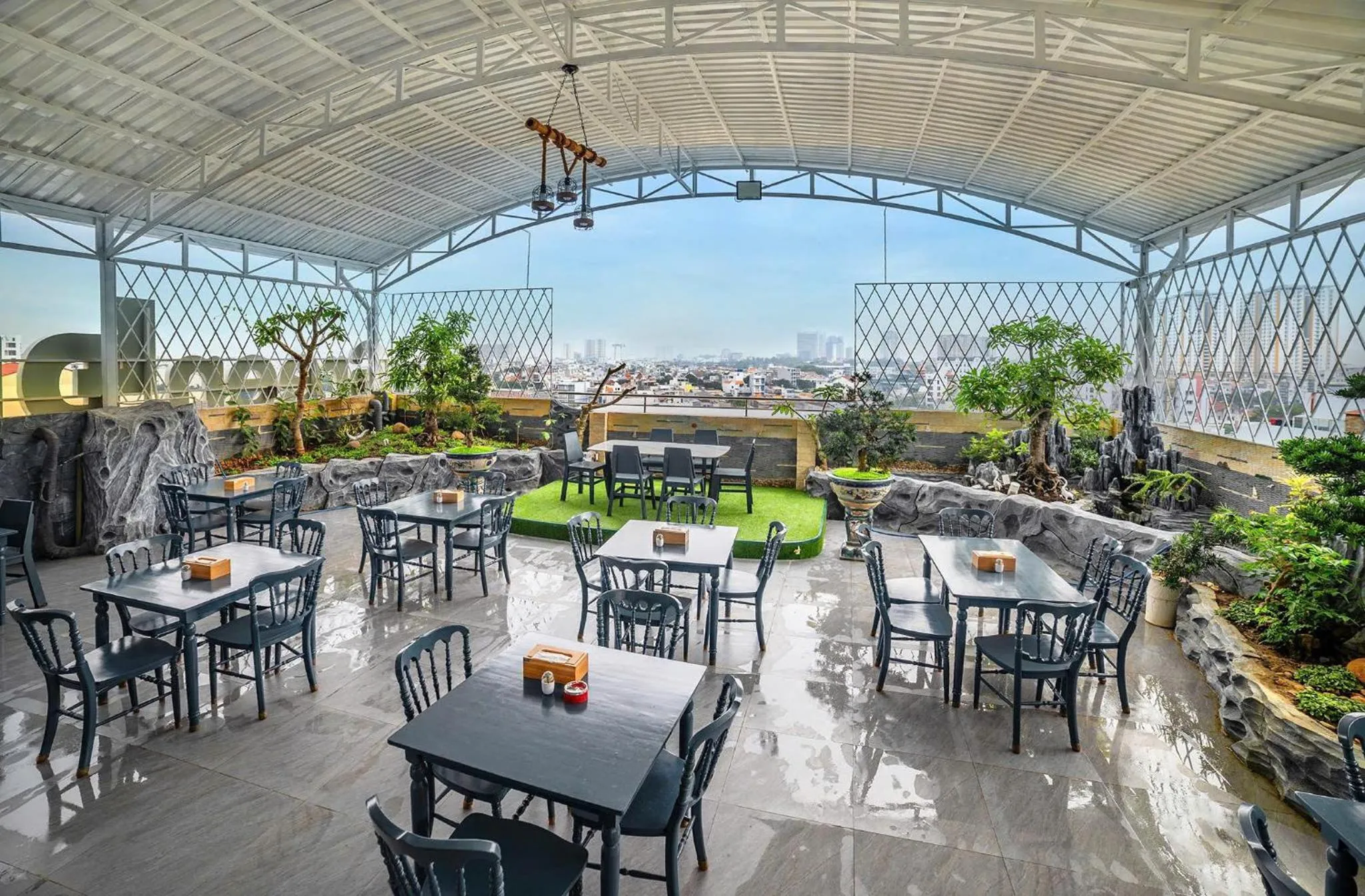 Restaurant/places to eat in Green LP Hotel & Apartment