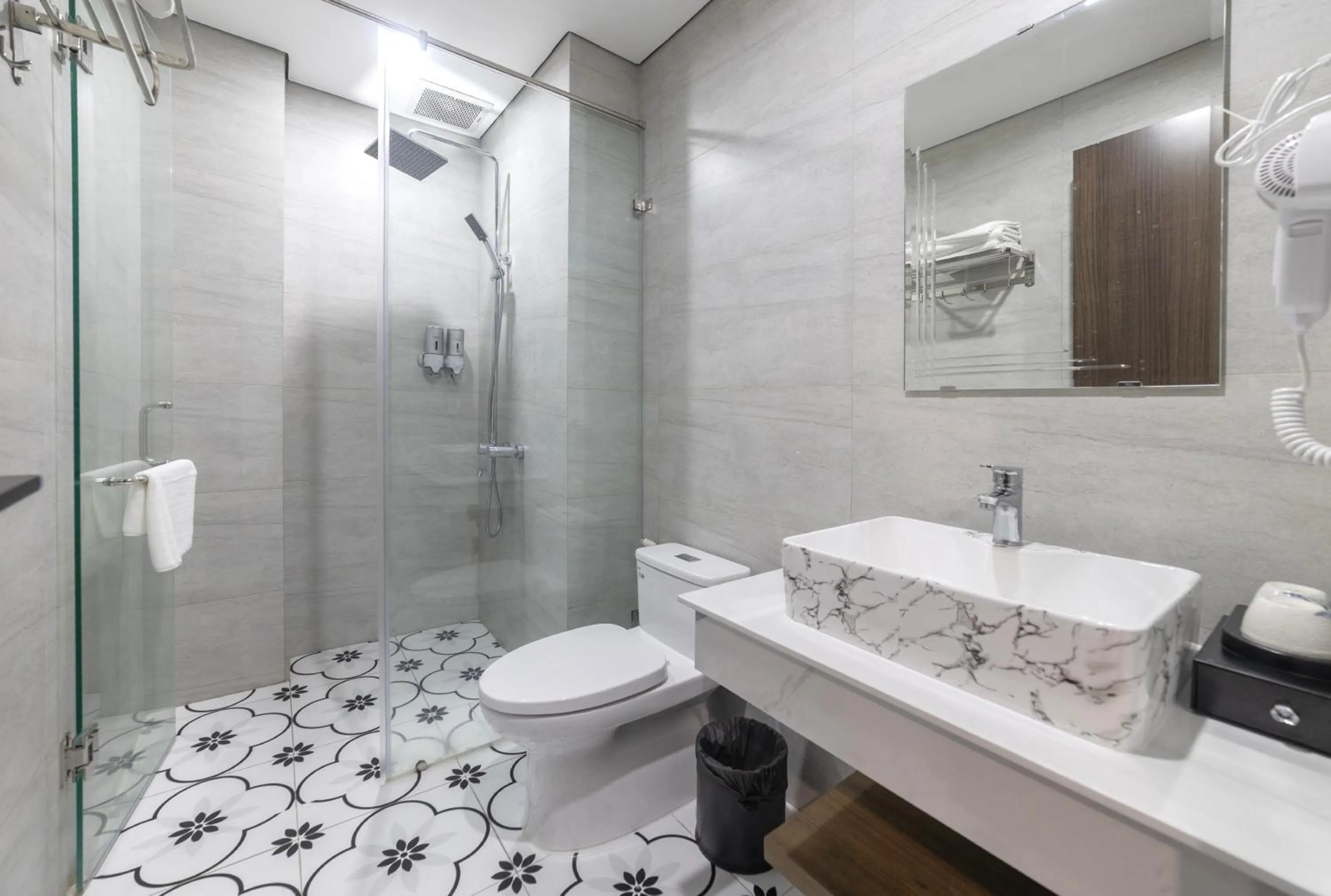 Toilet in Green LP Hotel & Apartment