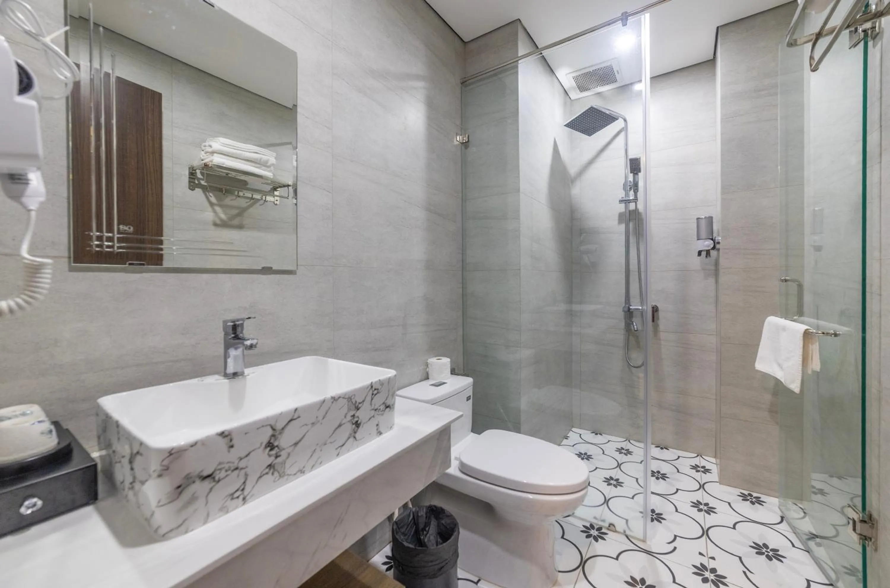 Toilet in Green LP Hotel & Apartment