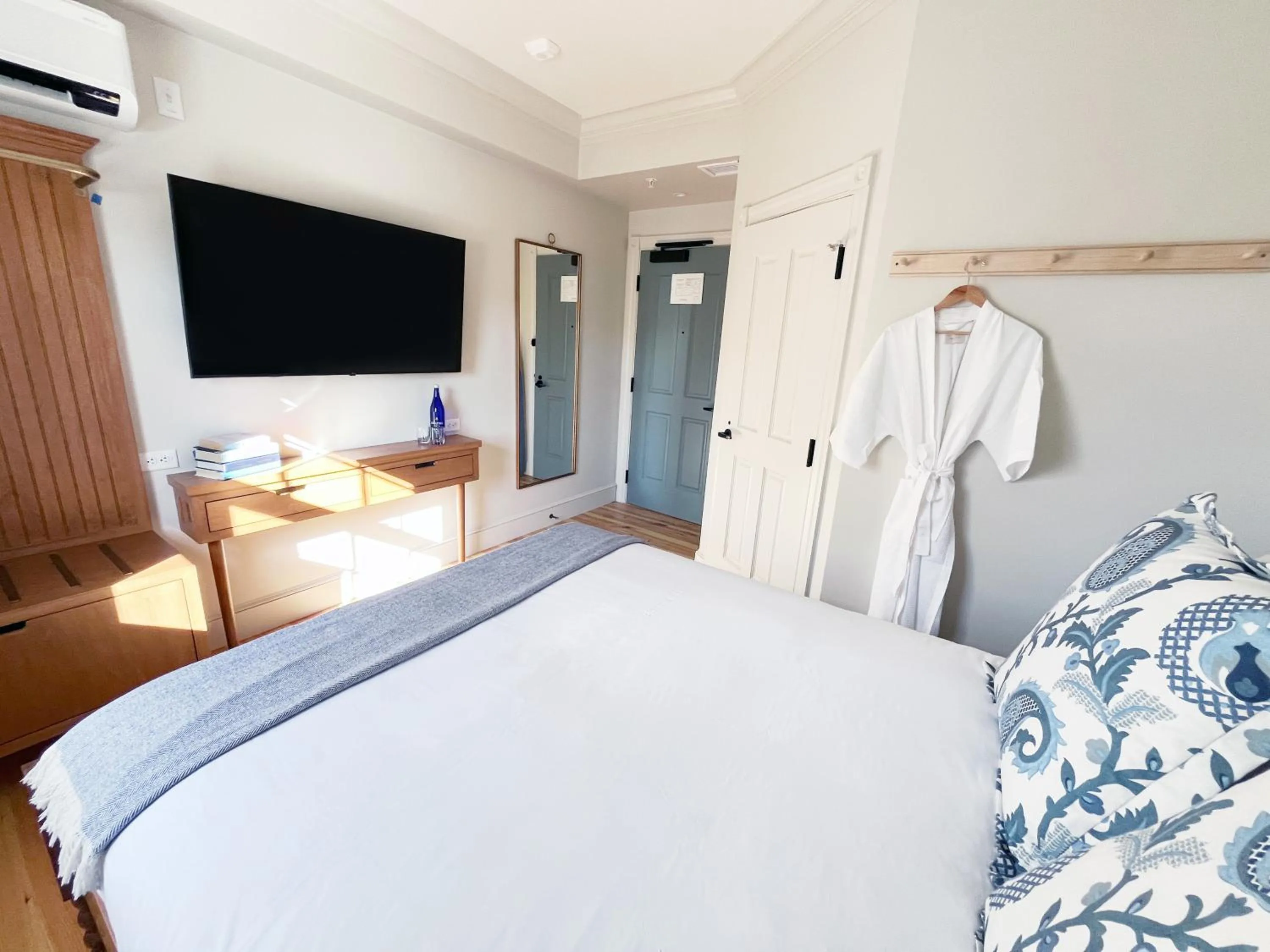 Photo of the whole room, Bed in Nantucket Resort Collection