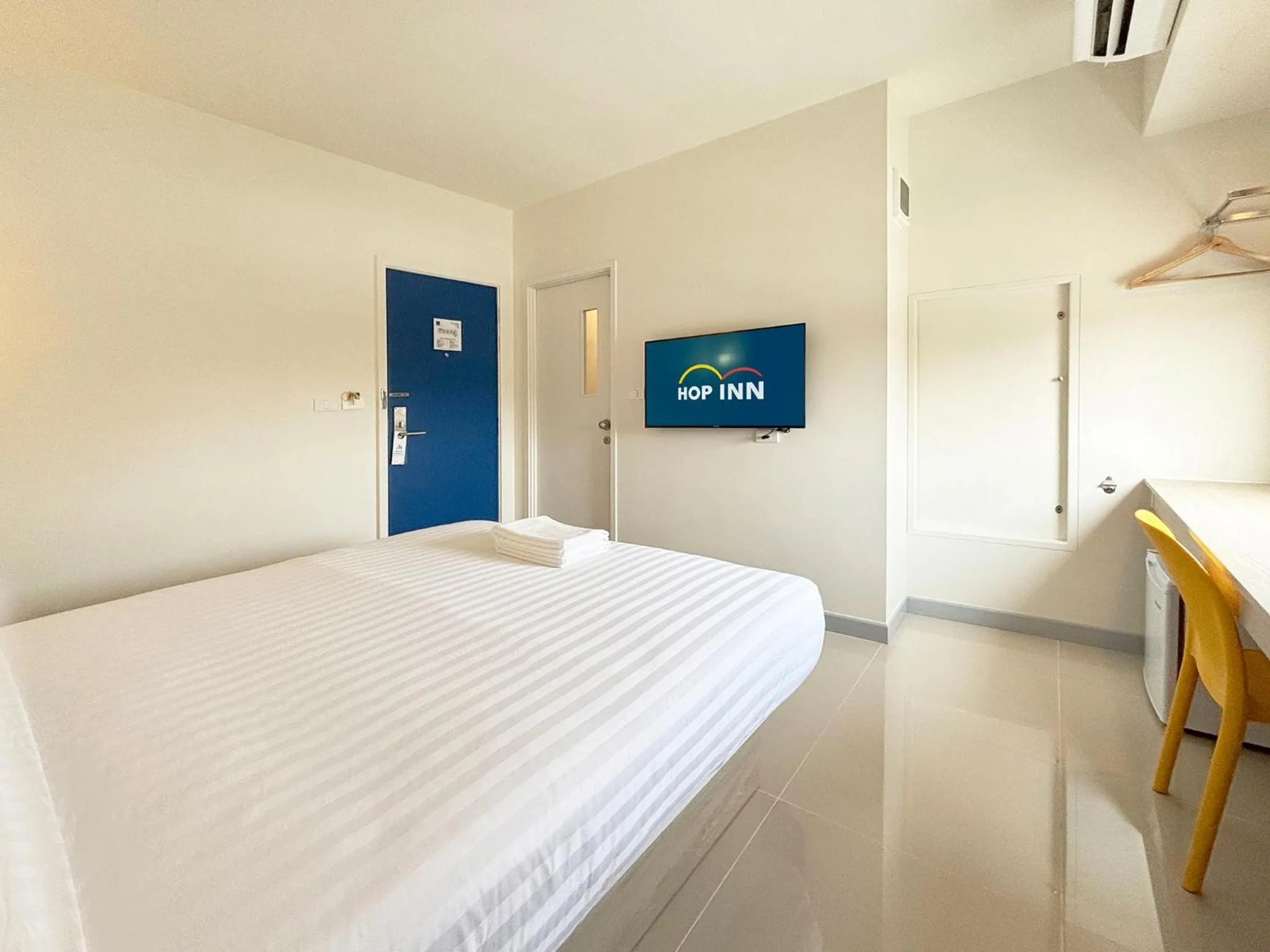 Bedroom, Bed in HOP INN Suphanburi