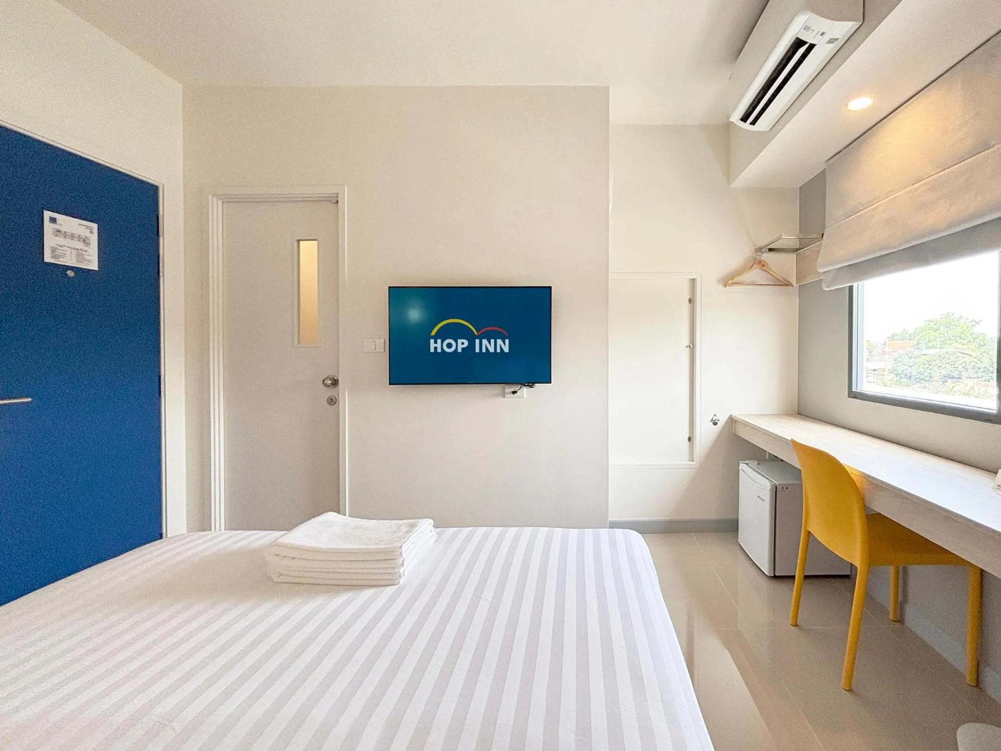 Bedroom, Bed in HOP INN Suphanburi